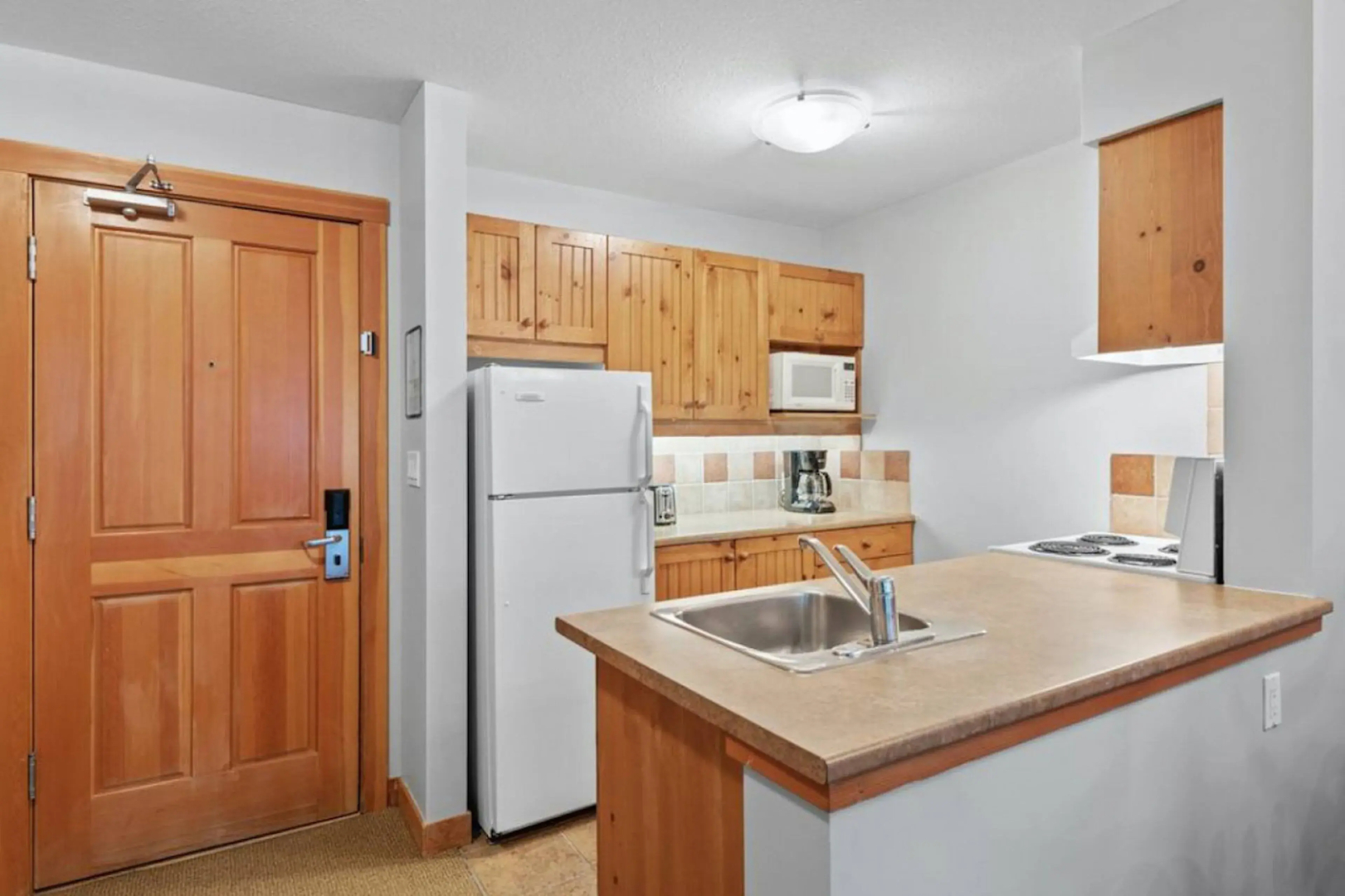 TOP FLOOR in Panorama Resort | TRUE Ski In/Out | Indoor Access to Pool & HotTubs