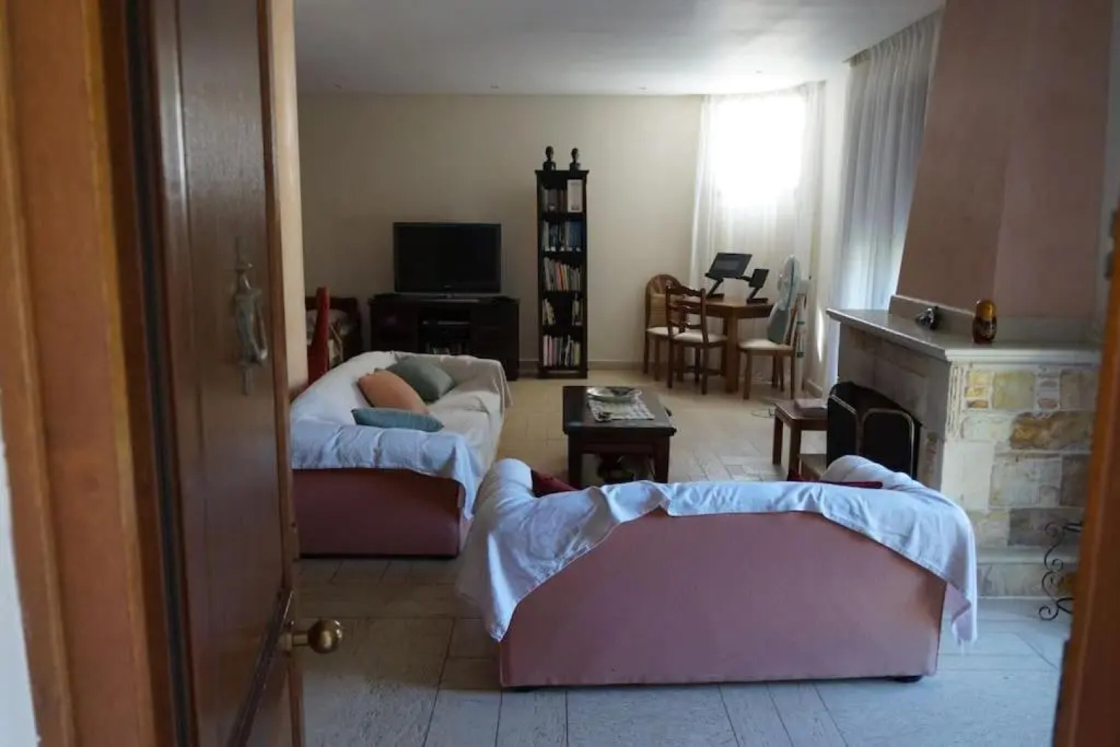 Apartment with a garden, BBQ, swimming pool and jacuzzi