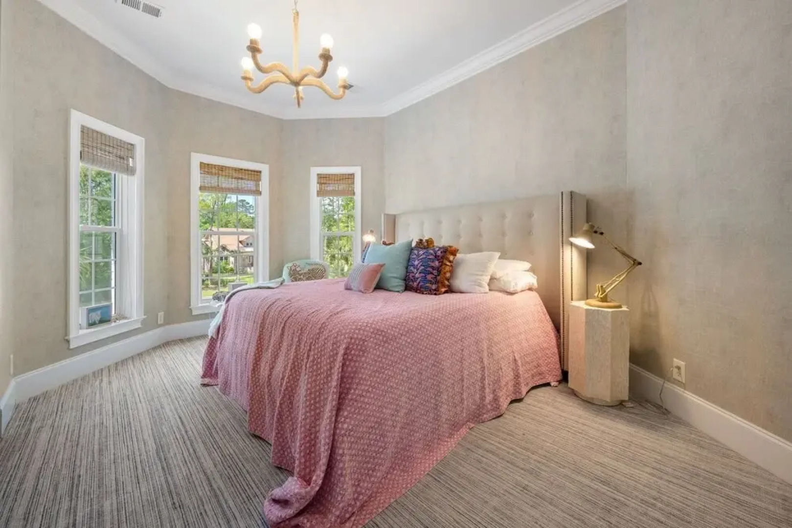 4 bedroom, 4.5 bath overlooking the pond, private pool! The White House 4 Home