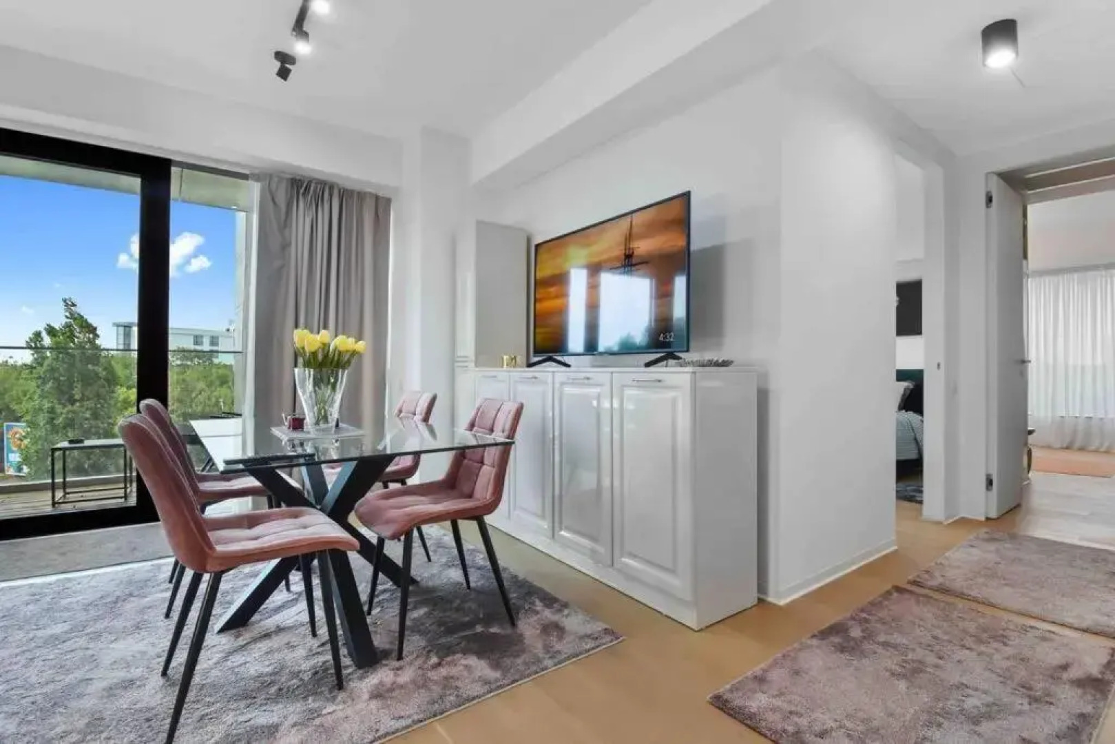 Lake Panorama Loft 5 star Location, Queen Bed, Views