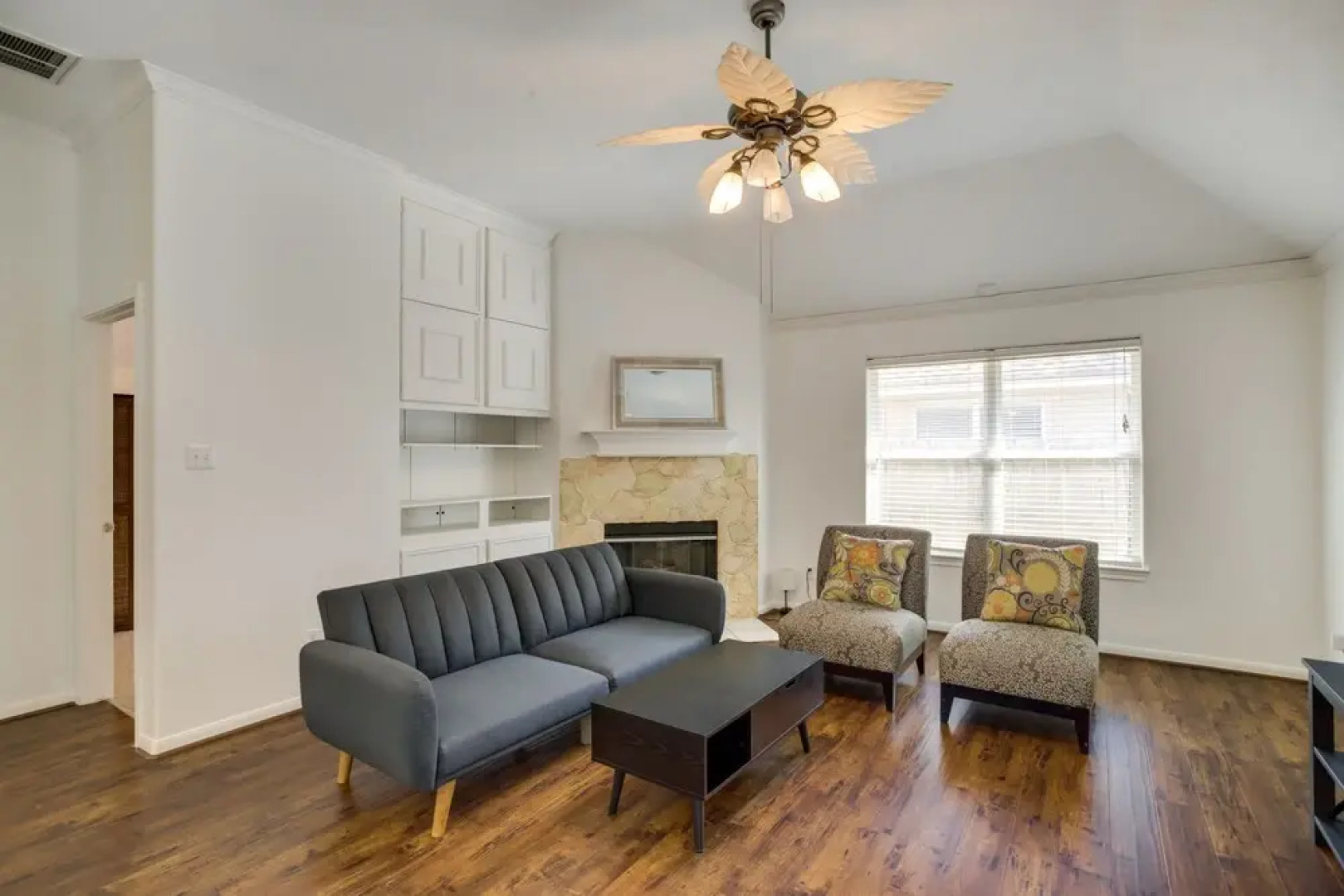 Pet-friendly Spring Home - 4 Mi to Six Flags!