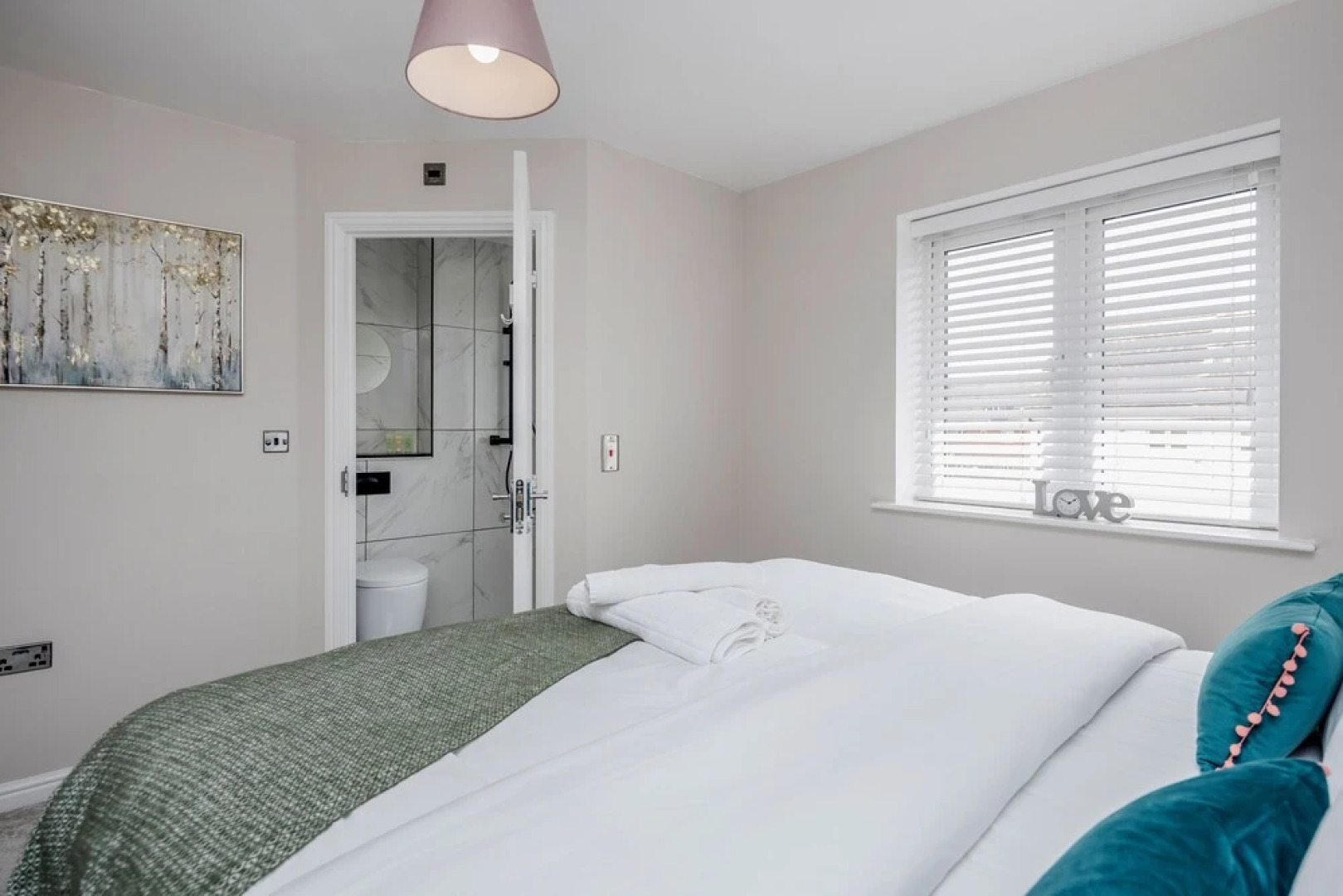 Lovely 2-bed House With 2 Bathrooms in Dartford