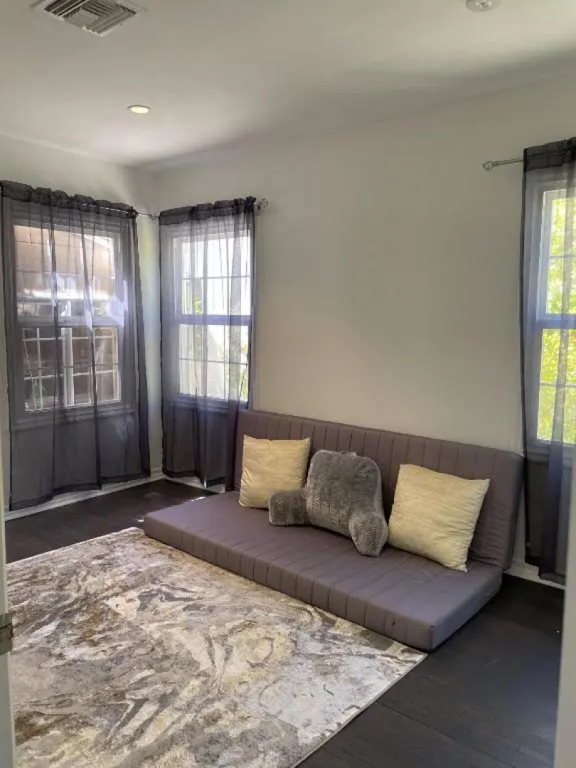 Cheerful 2Bd, 1.5 Ba in Beverly Hills with Jacuzzi