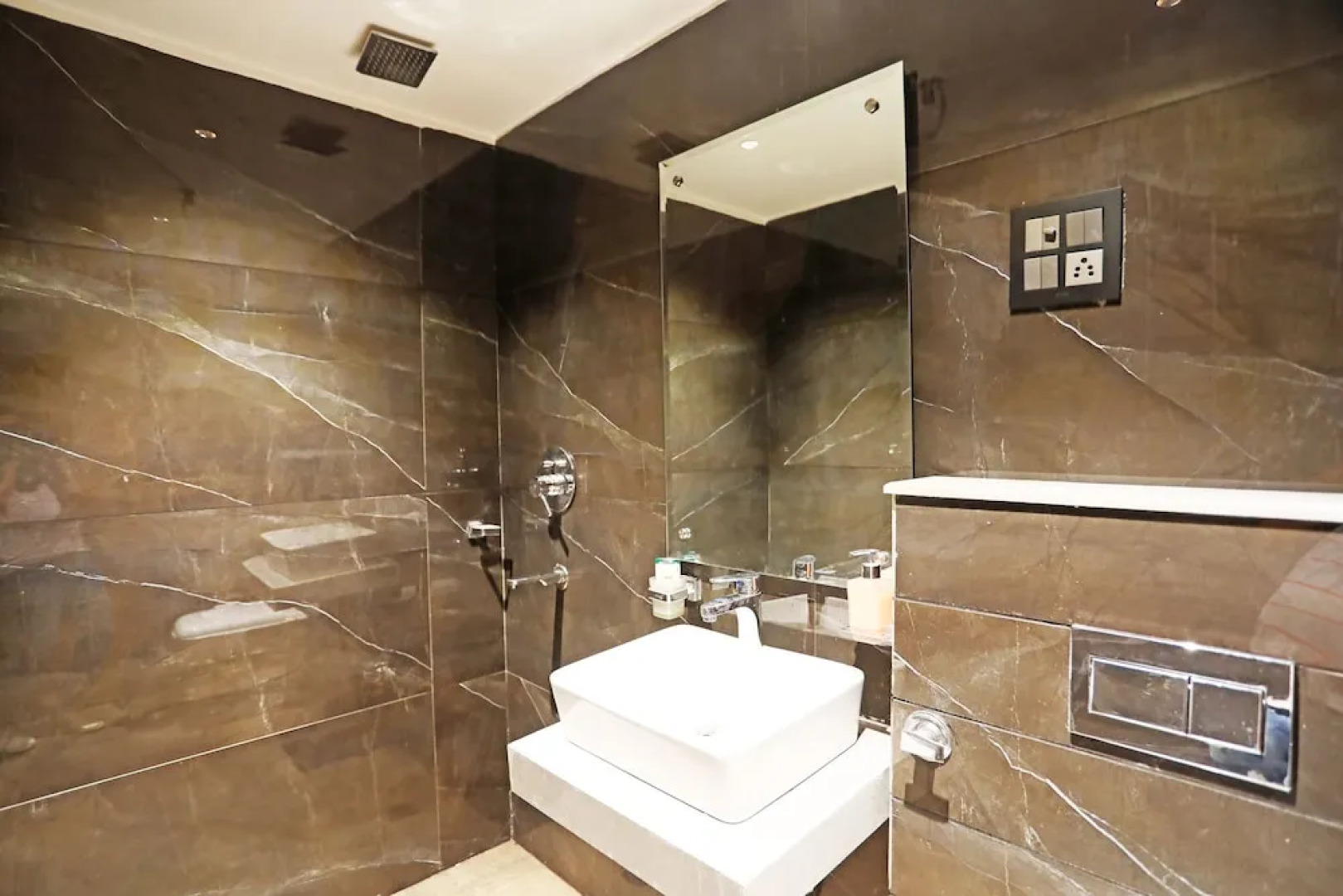 OYO 8902 Hotel Ronald Inn