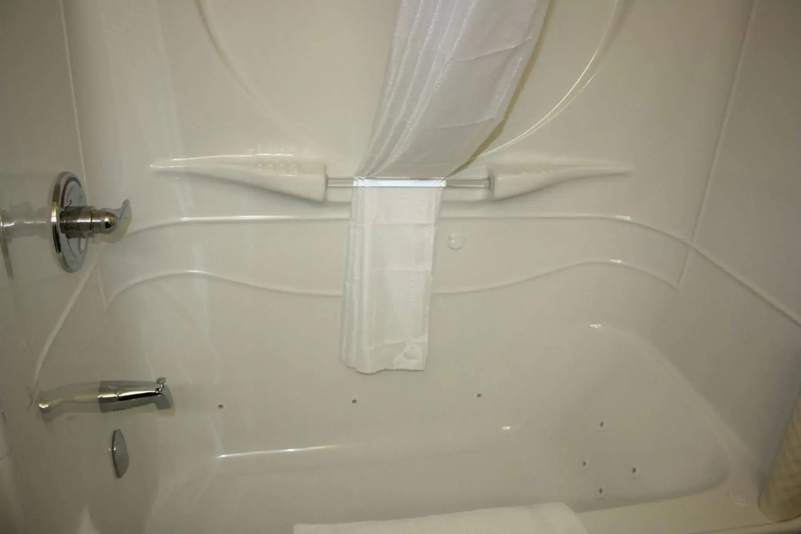 Crossroads Inn & Suites