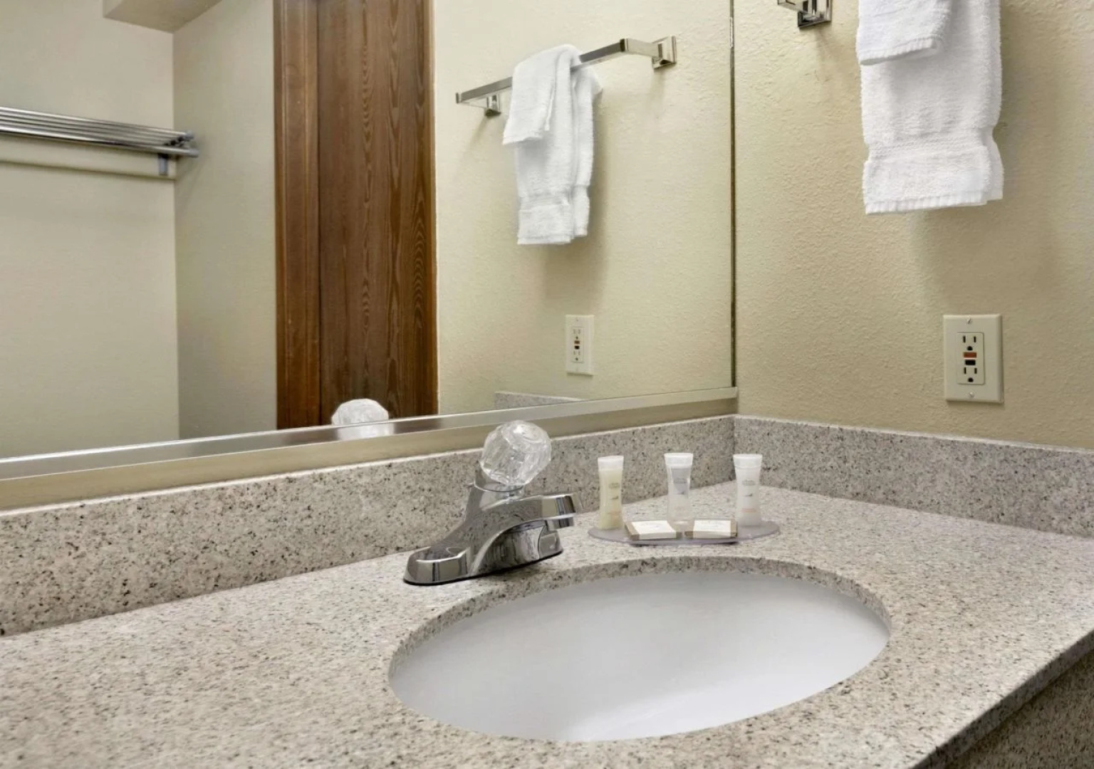 Howard Johnson Inn and Suites Tacoma