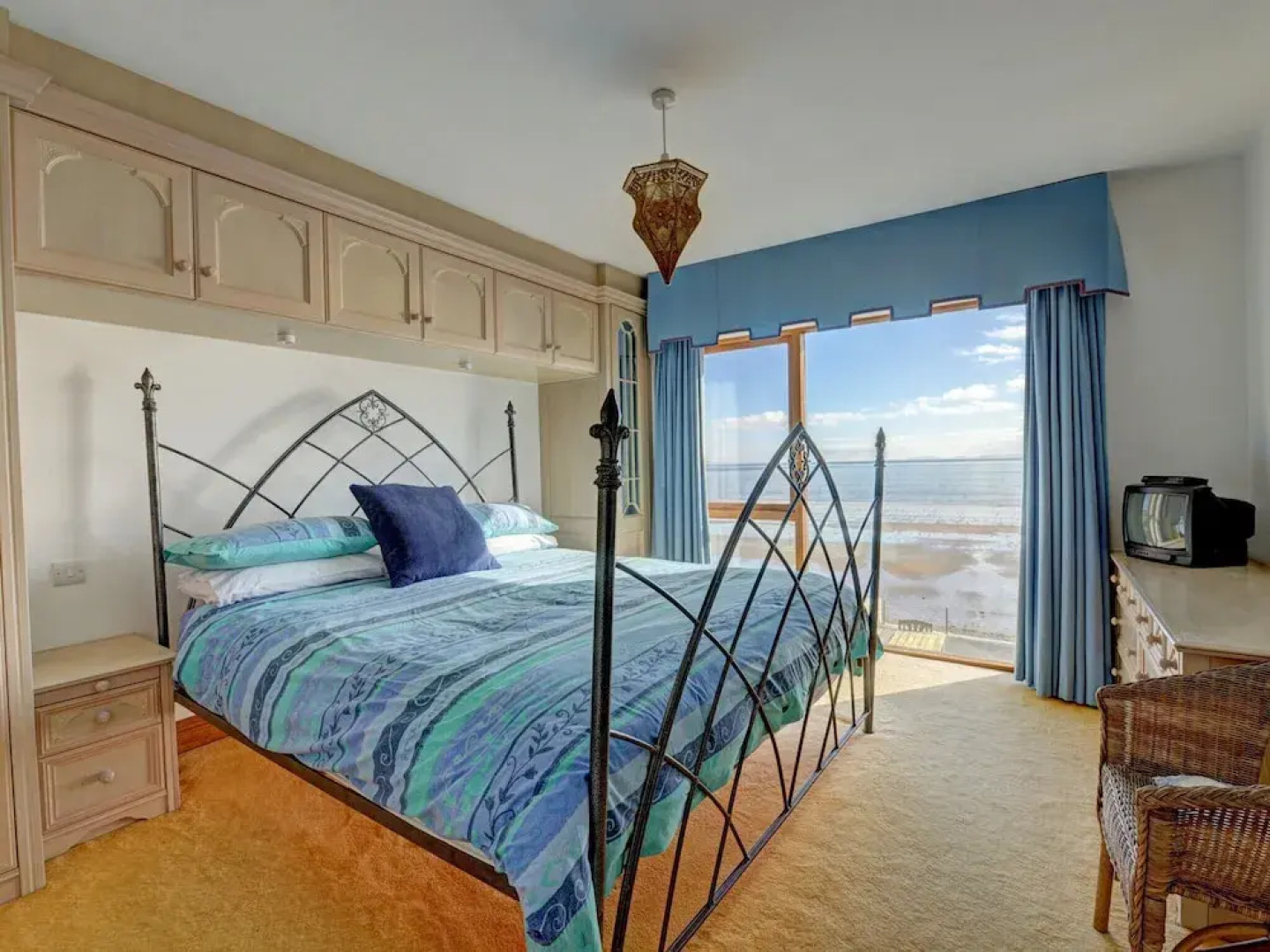 Wonderful Holiday Home With Beautiful Views and Sliding Doors to a Luxury Terrace