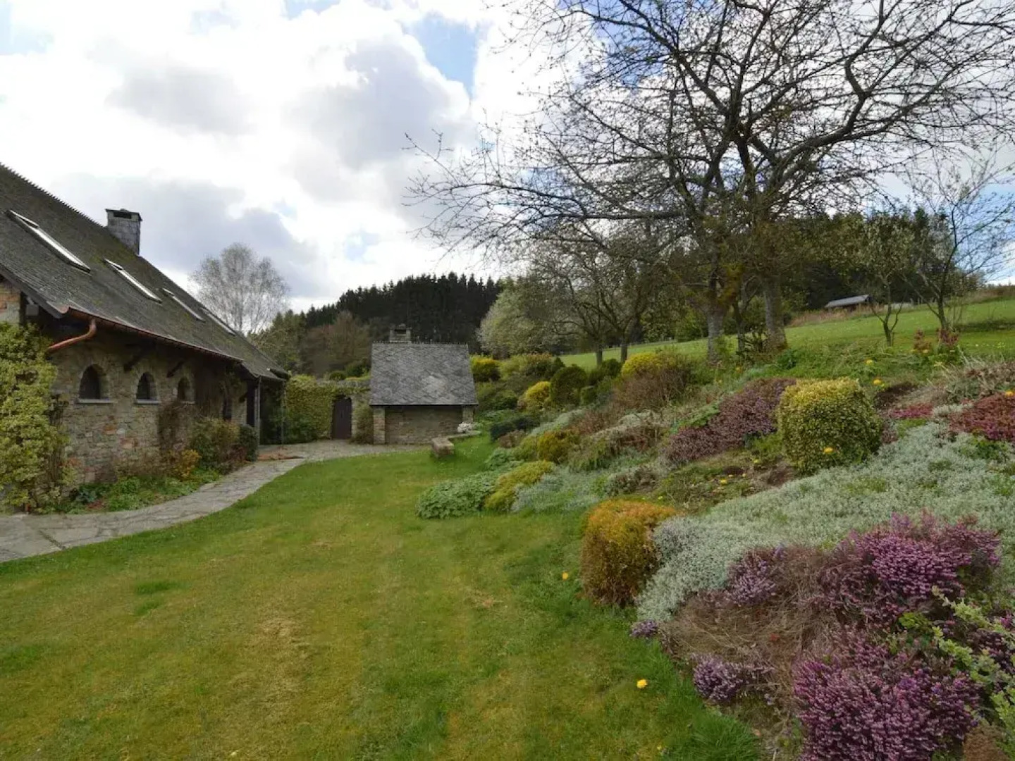Hillside Retreat With Pond