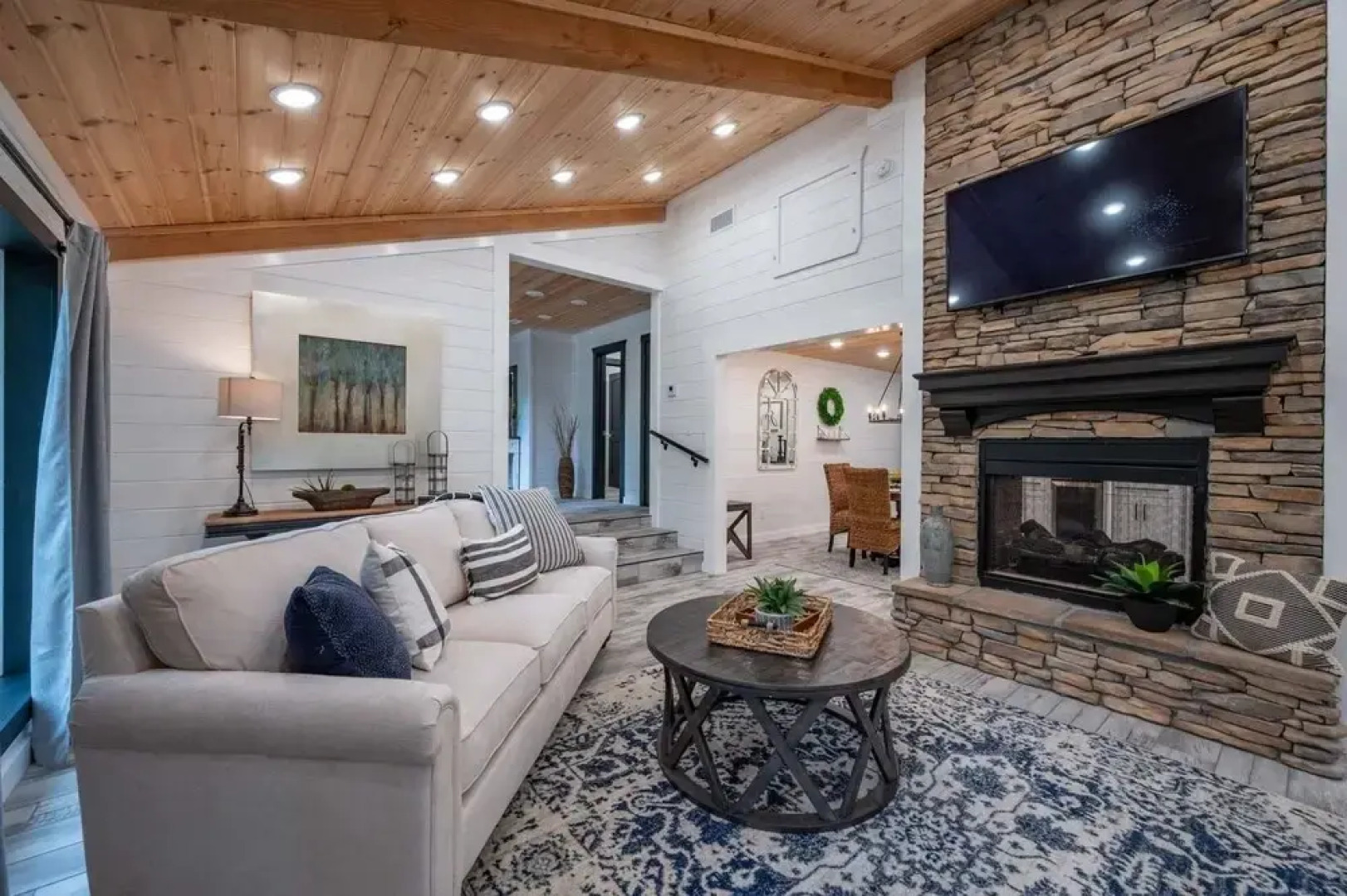 Sugar Hill Newly Remodeled includes Fully Supplied Kitchen and Hot Tub by RedAwning