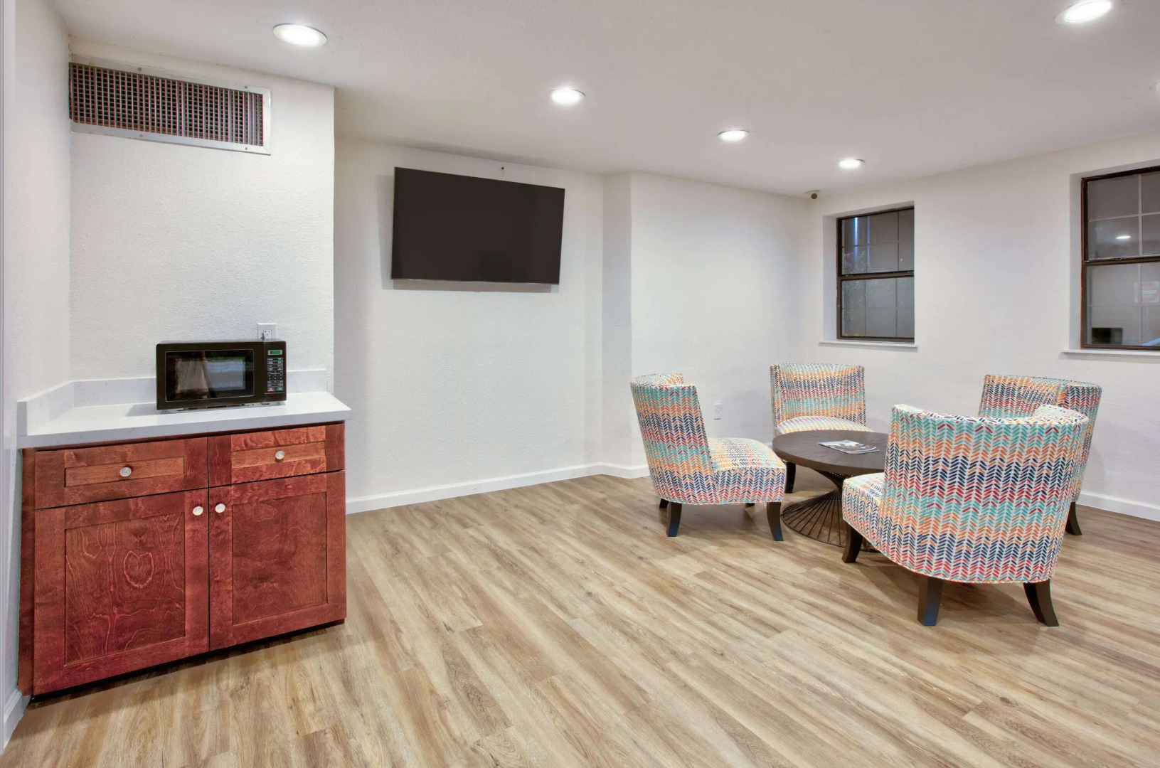 Super 8 by Wyndham Victoria / South / Hwy 59