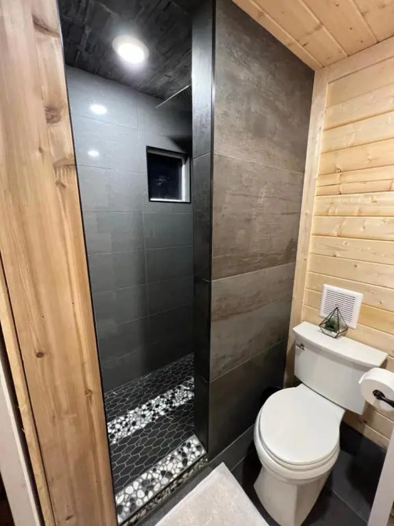 Cozy Orchard Garden Tiny House w Hottub AC Firepit