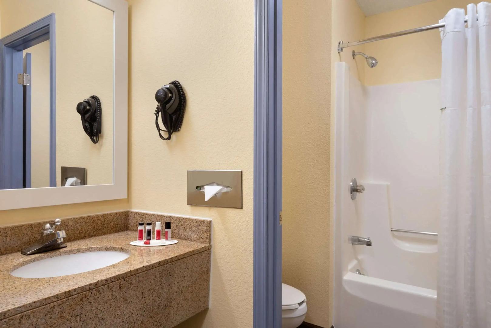 Days Inn & Suites by Wyndham Merrillville