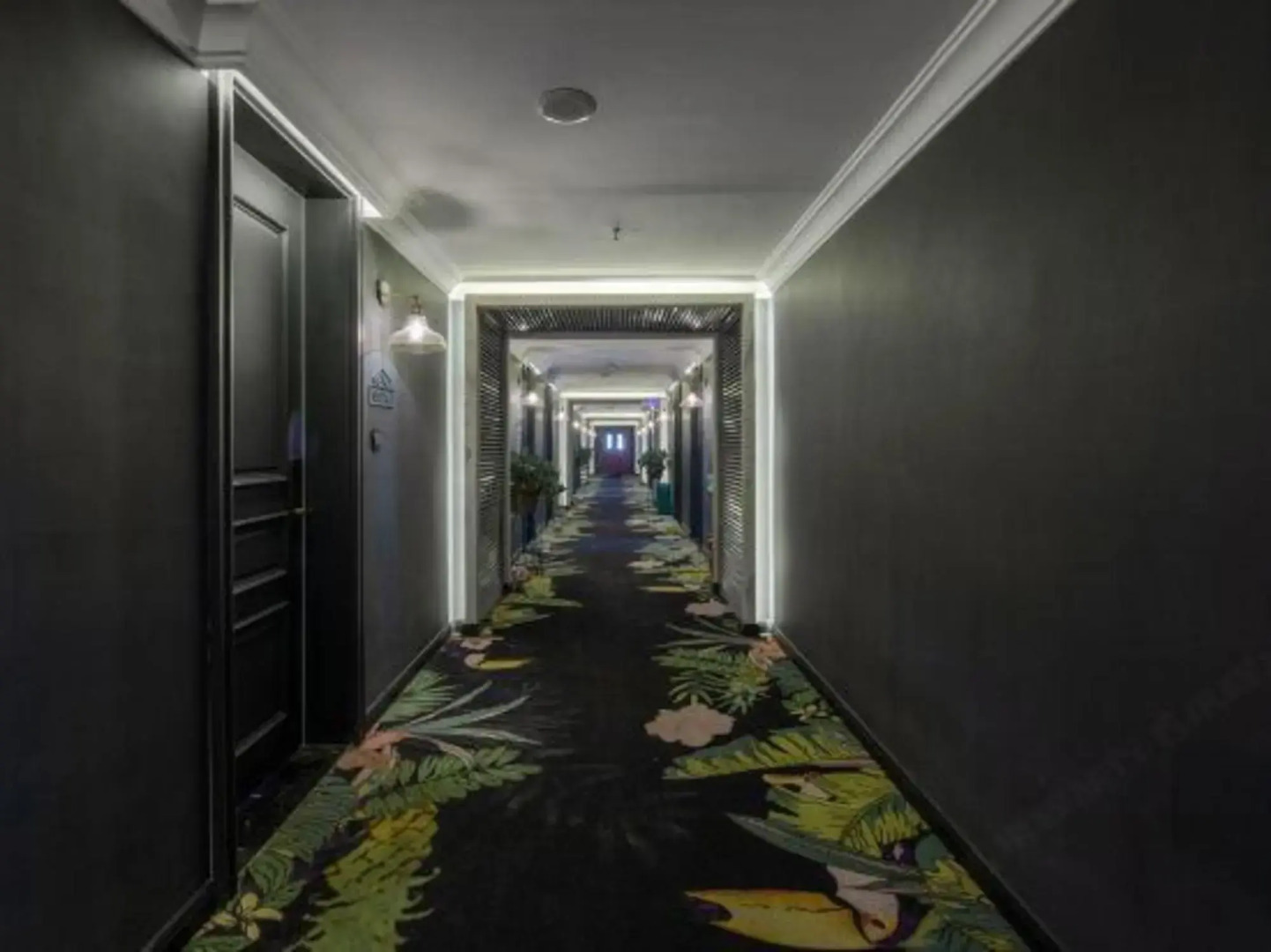 Jiaozuo flower season coffee Hotel (Rose Park store)