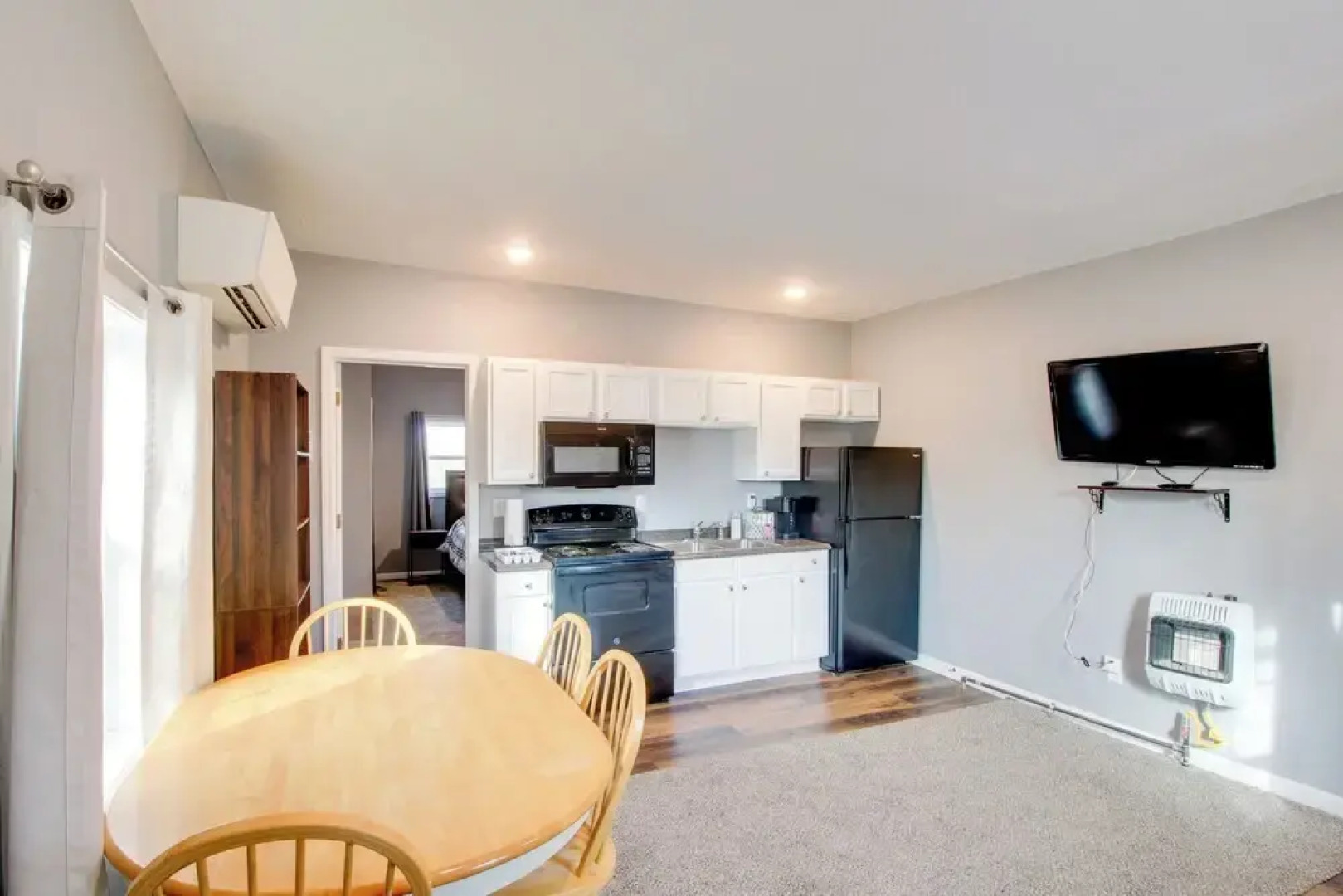 Cozy Missouri Escape w/ Balcony, Near Colleges!