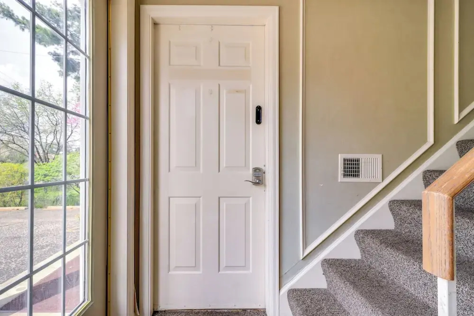 7 Mi to Downtown Toledo: Cozy Apartment