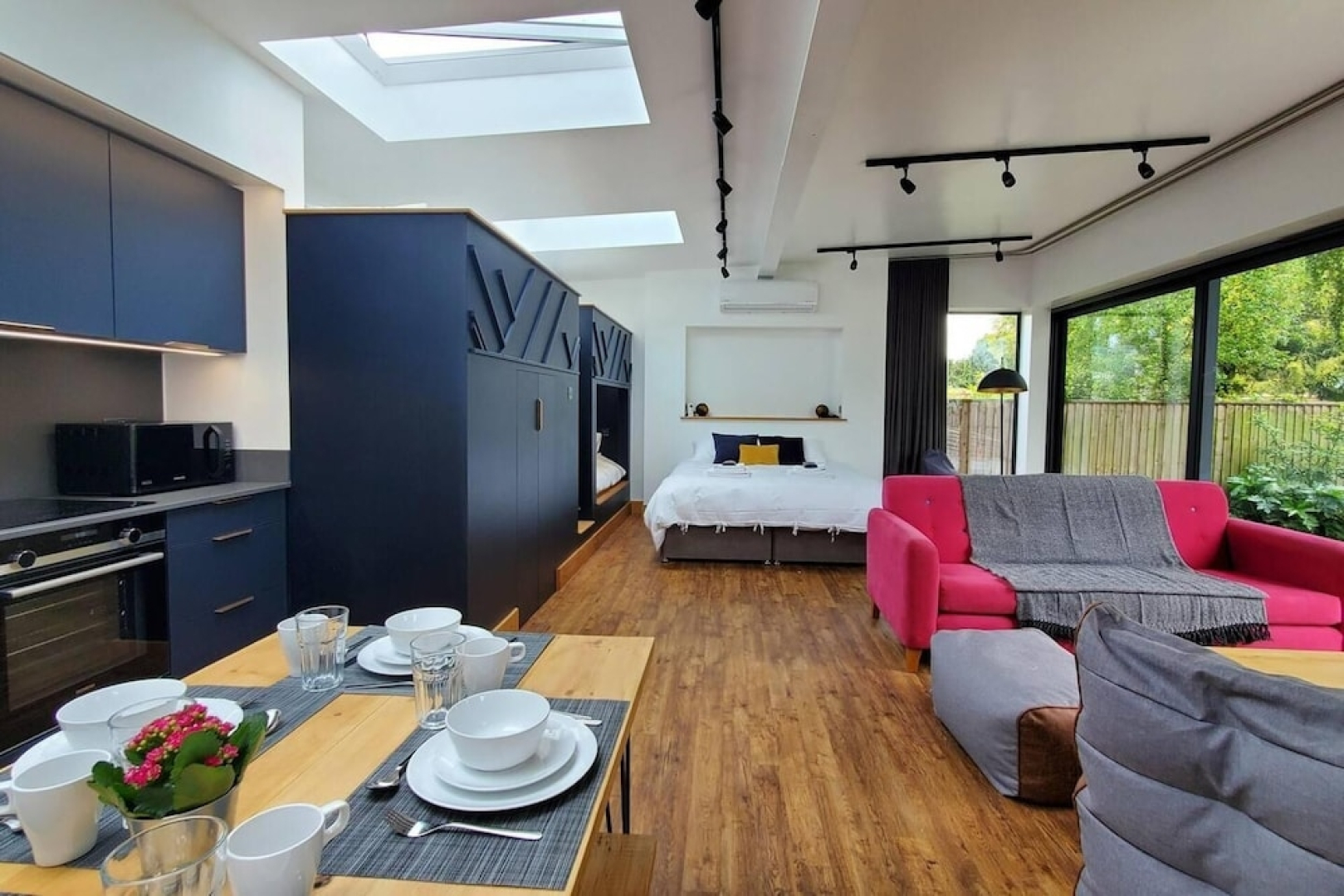 The Cedarwoods - Luxury Studio for 5!