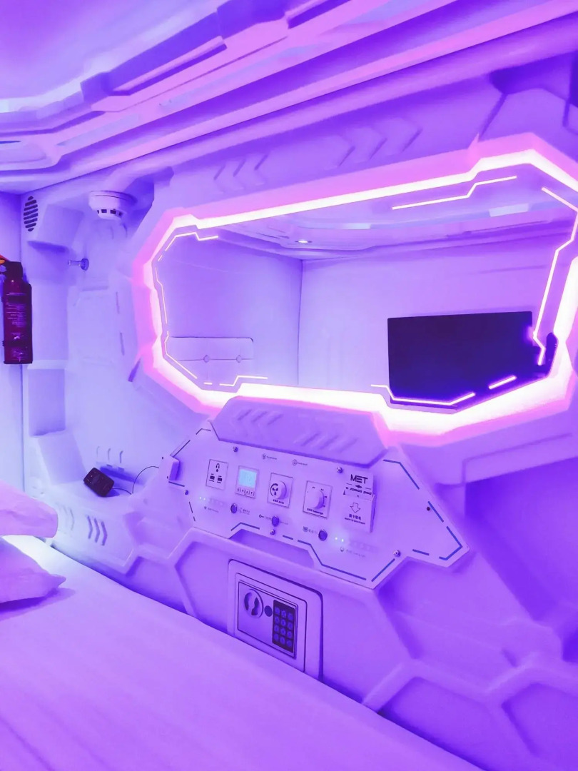 Met A Space Pod @ Arab Street