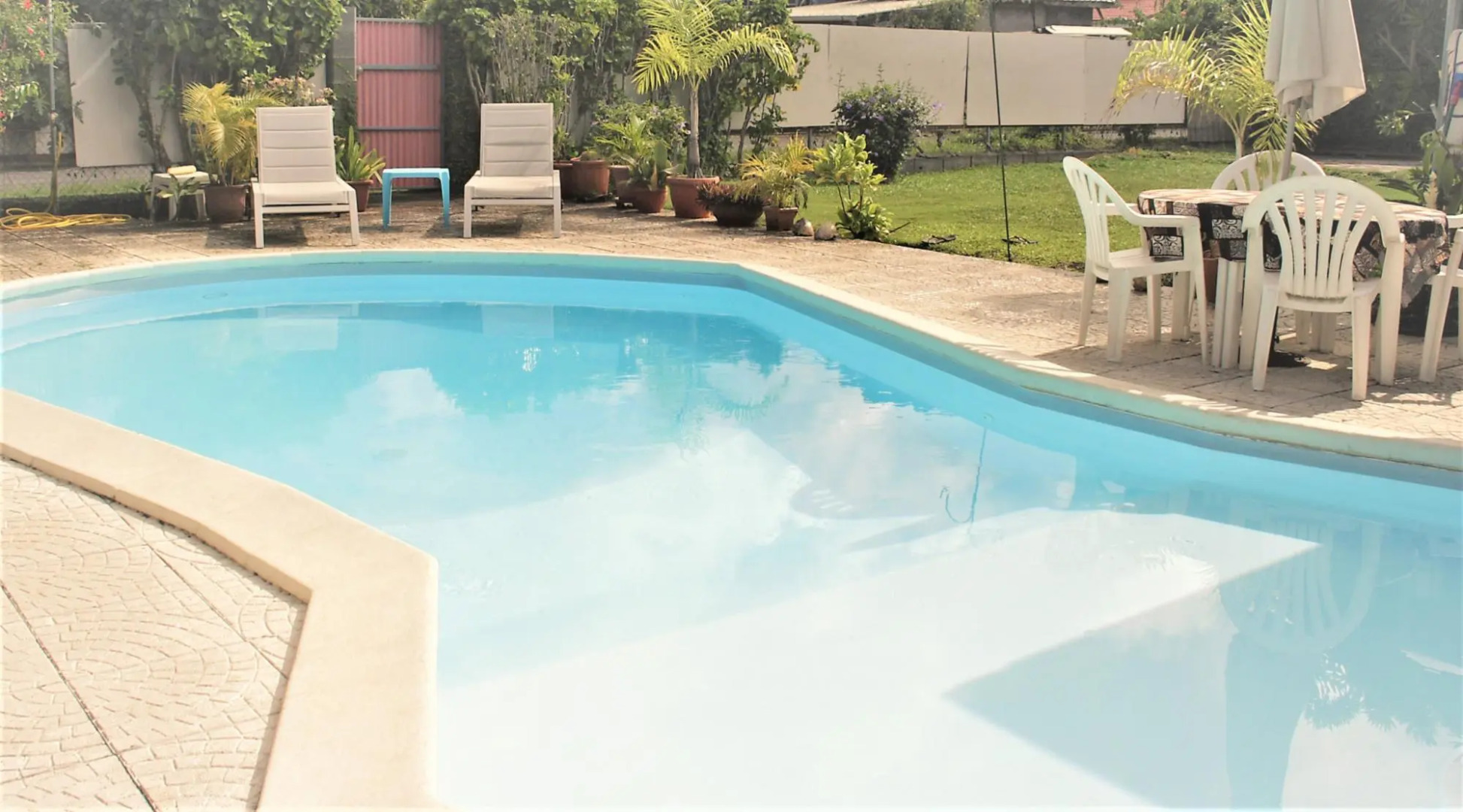 Tahiti - Sanny's Place Room & Pool