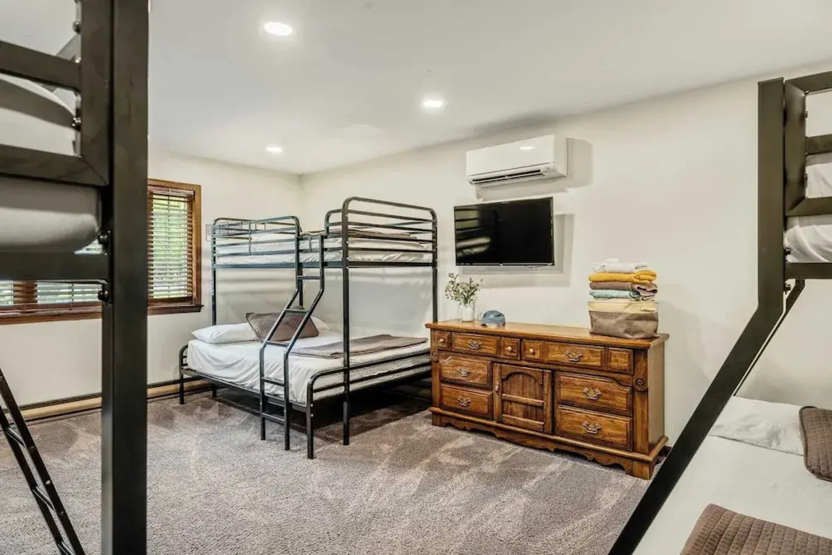 Sky View Chalet by Avantstay Stunning Interior, Spacious Deck, Hot Tub, & View