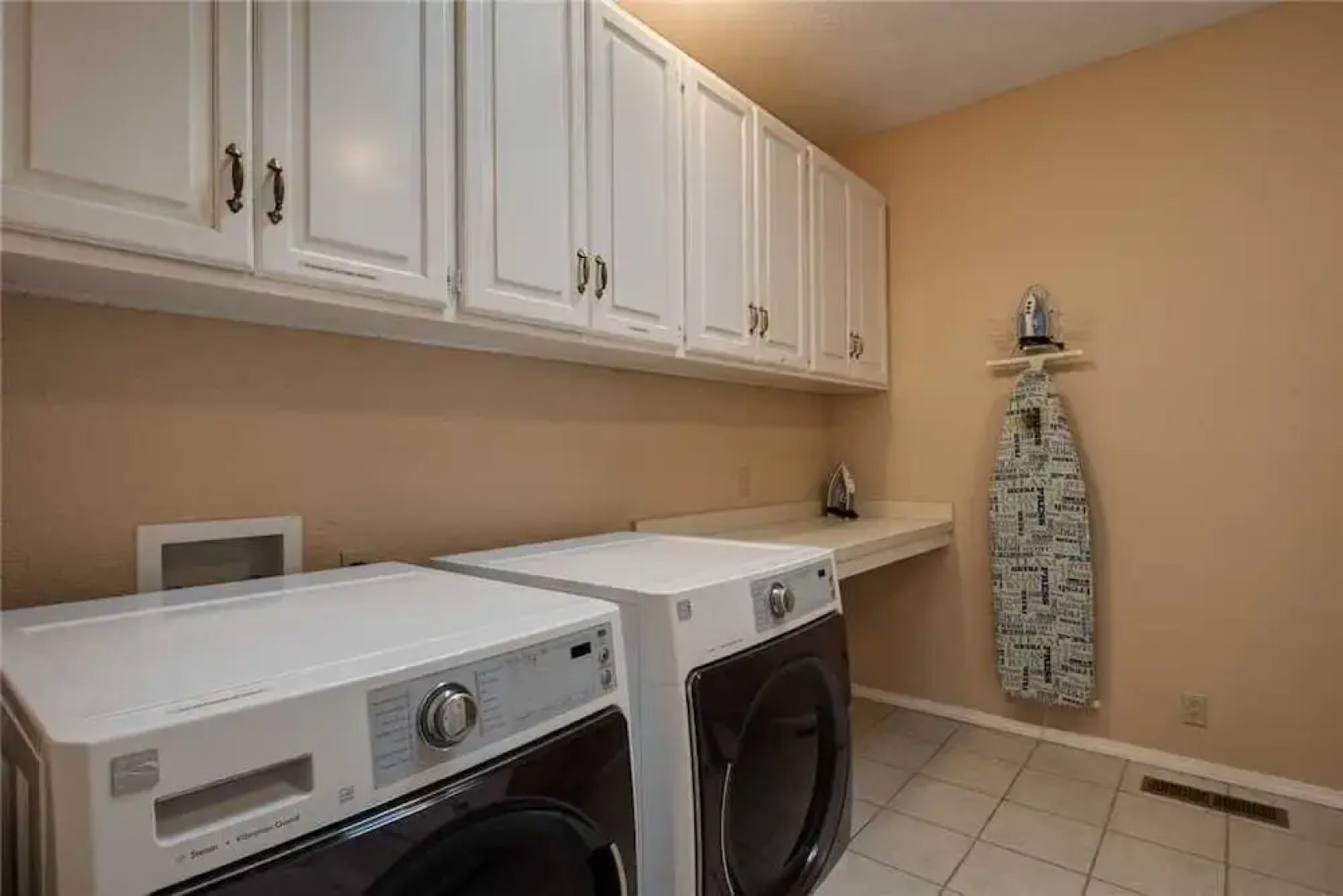 Blue Bear Retreat - Eight Bedroom Cabin