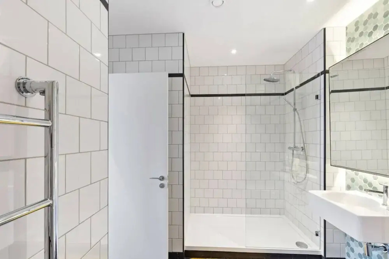 Stunning Studio With Decorated Interior in Poplar