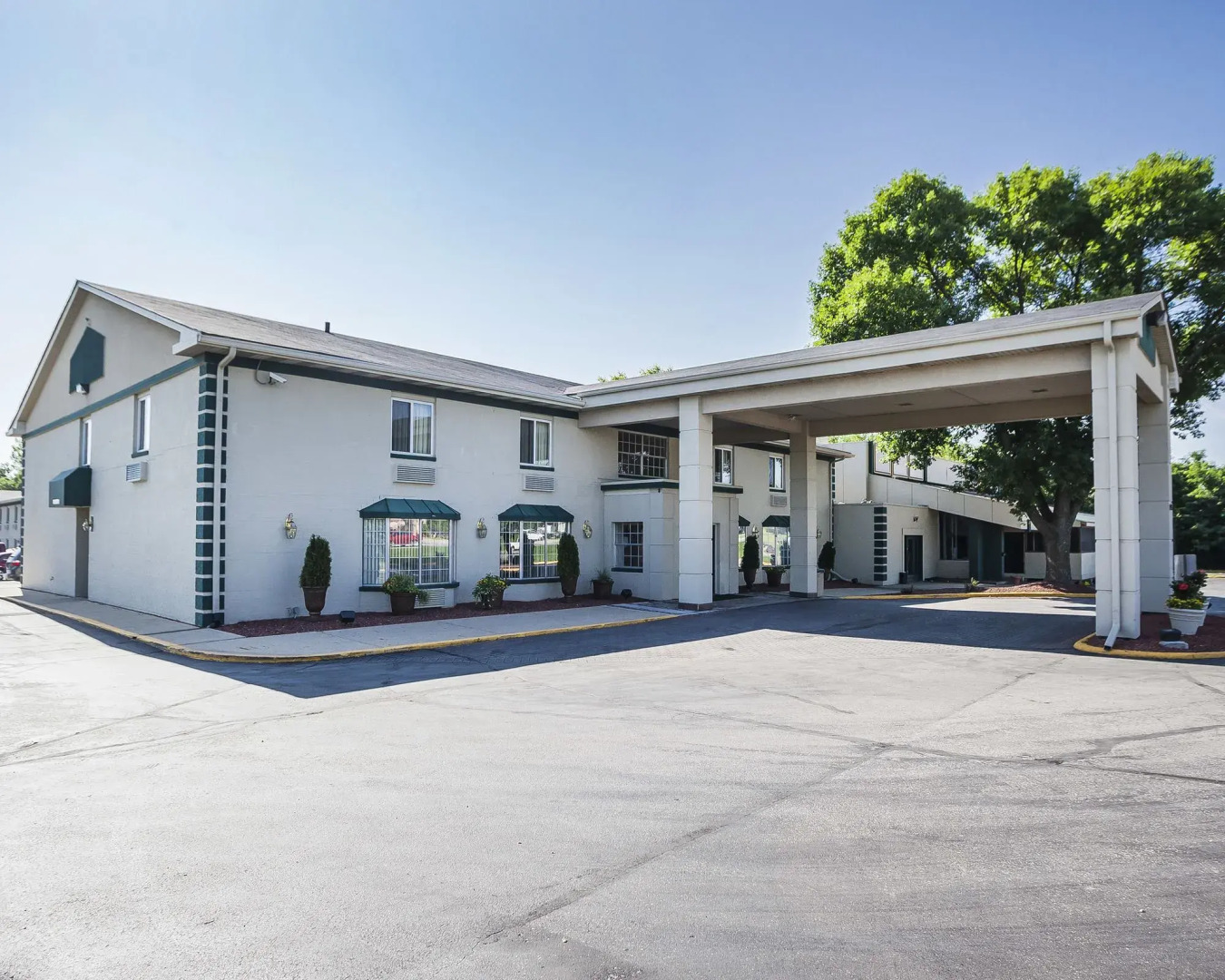 Quality Inn & Suites Des Moines - Merle Hay Road