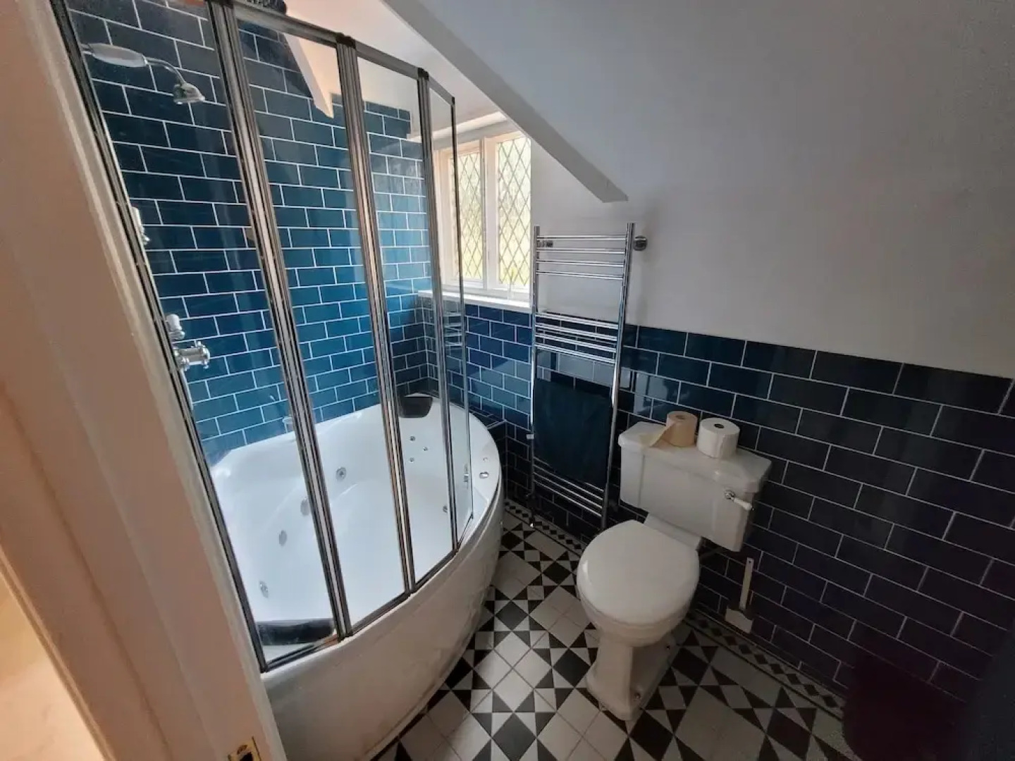 Remarkable 8 Bed Family House Sleeping 16 w/ Pool