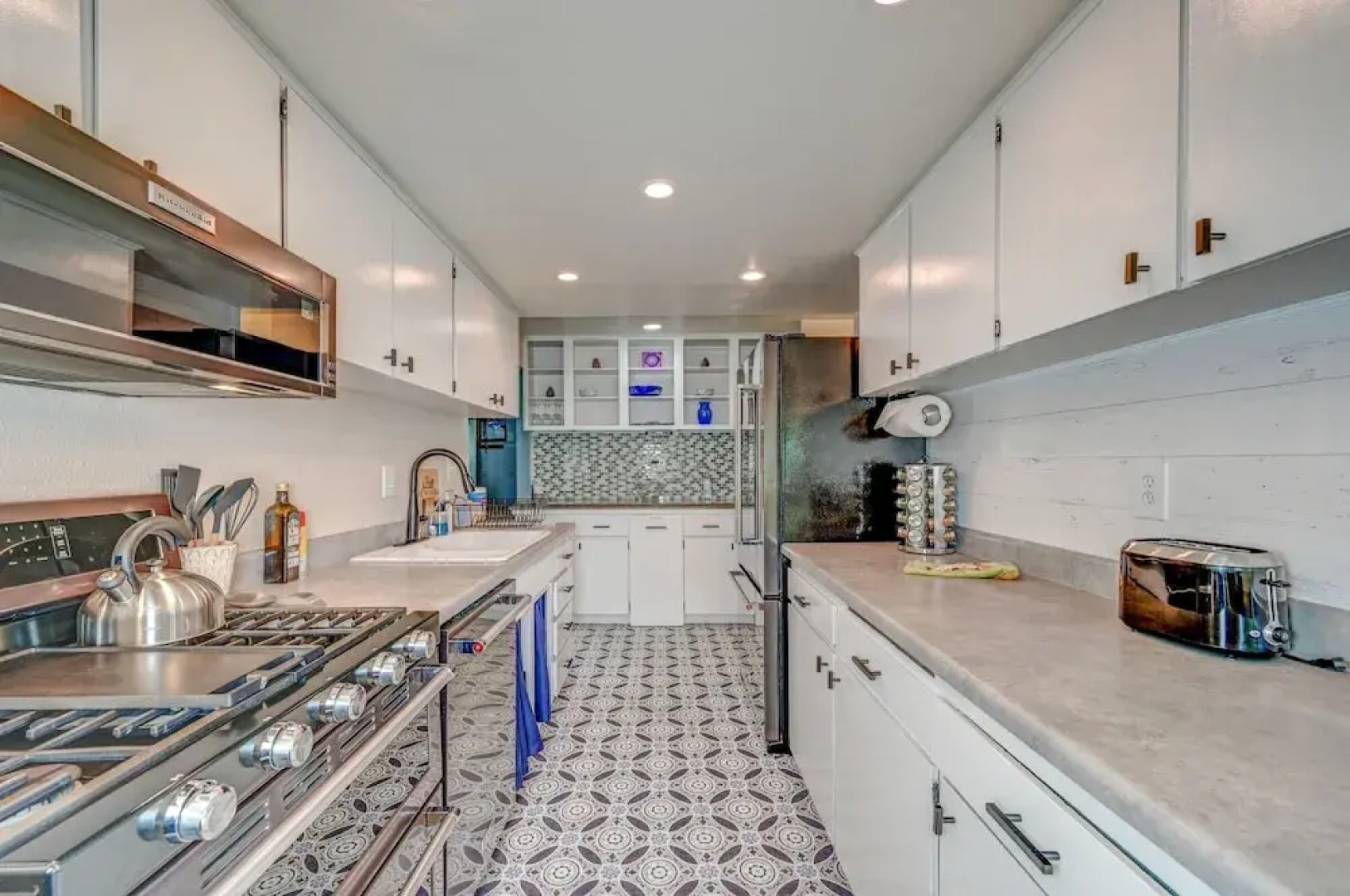 Renton Oasis: Relaxing 3br Home W/ Great Outdoor! 3 Bedroom Home by RedAwning