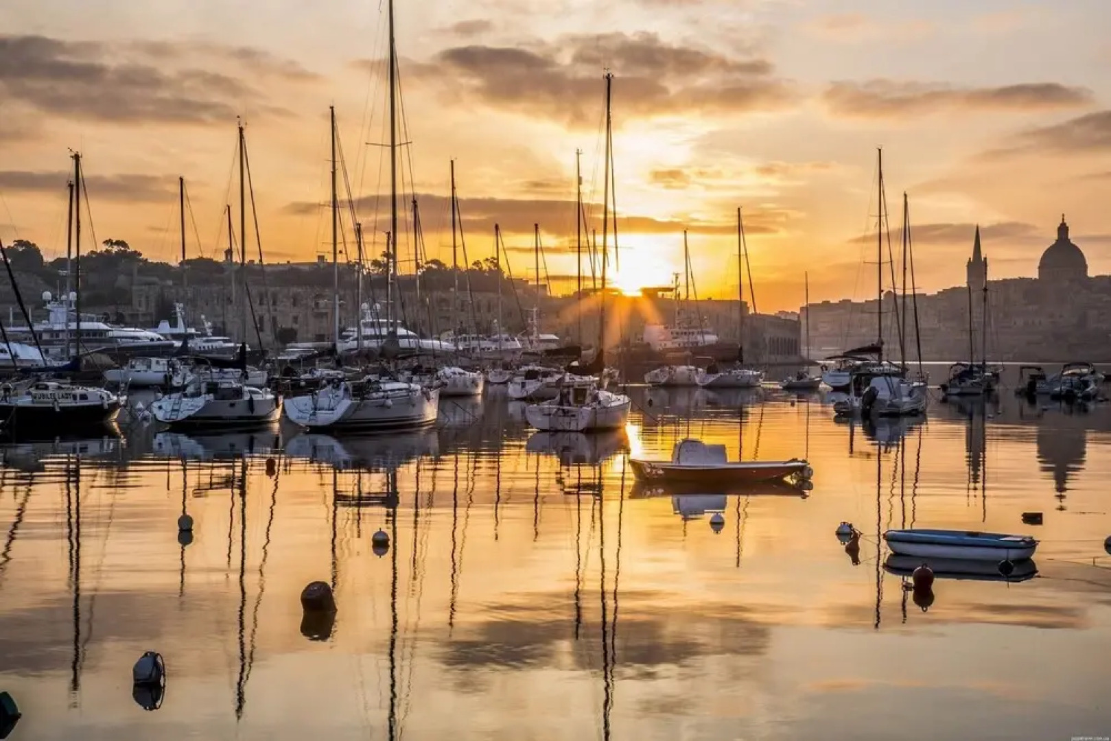 Seafront Apartment in Sliema With Pool, Upmarket Complex