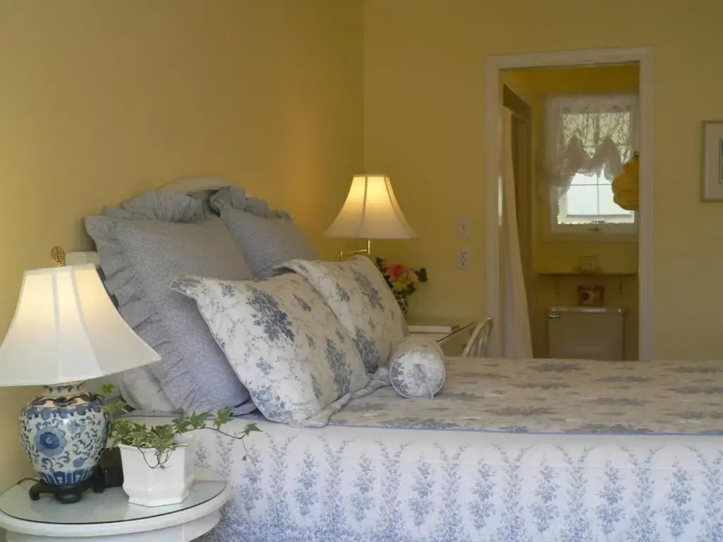 Lakeside Country Inn