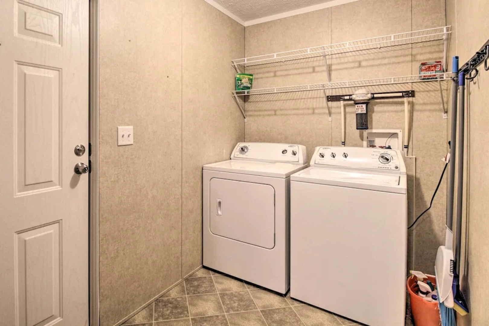 Family Lake Retreat w/ Screened Deck!