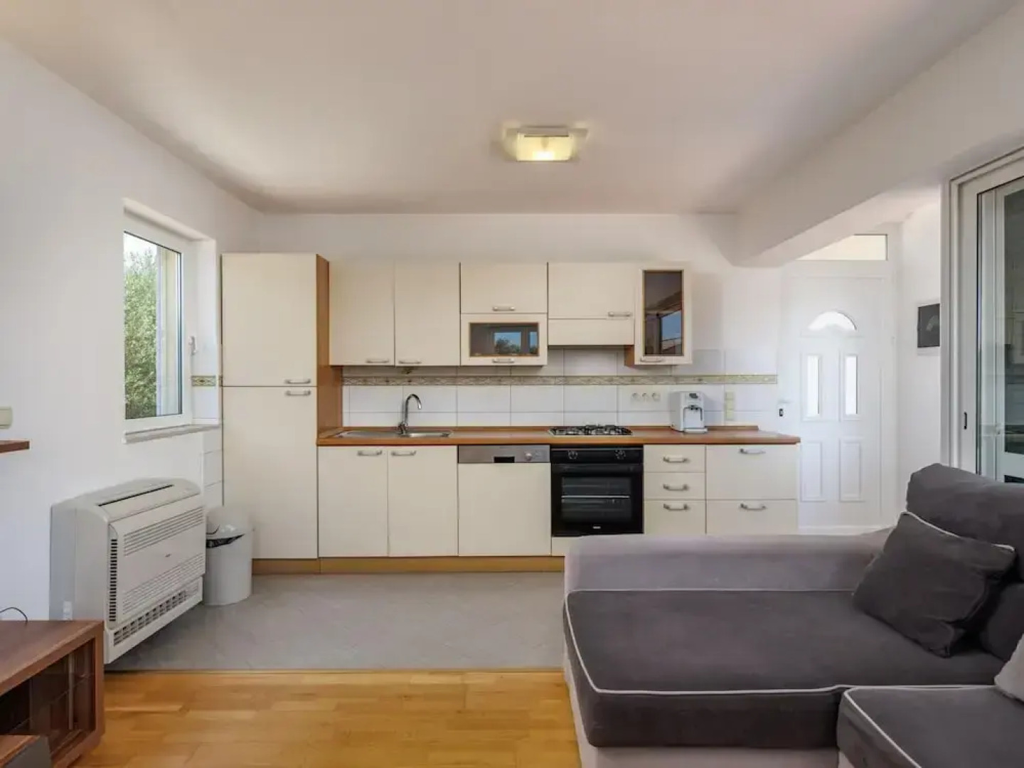 Modern Countryside Villa Near the Sea, Private Swimming Pool, Lovely Guesthouse