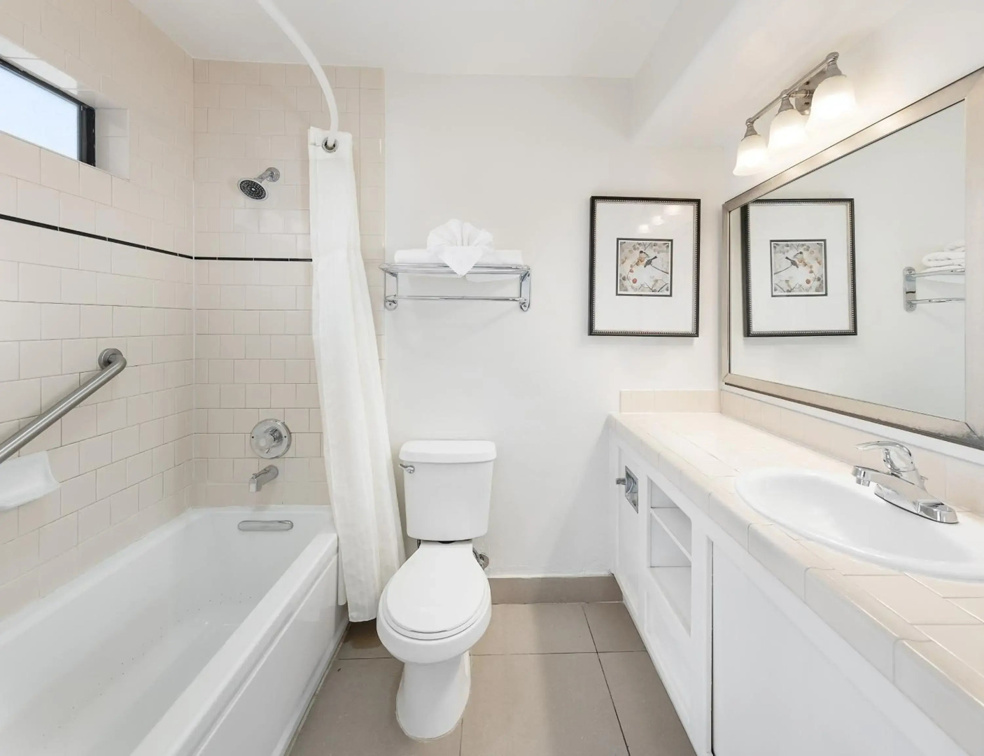 Pelican Inn & Suites