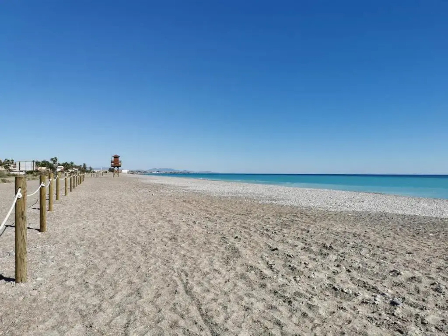 Global Properties, Adosado en la playa con piscina