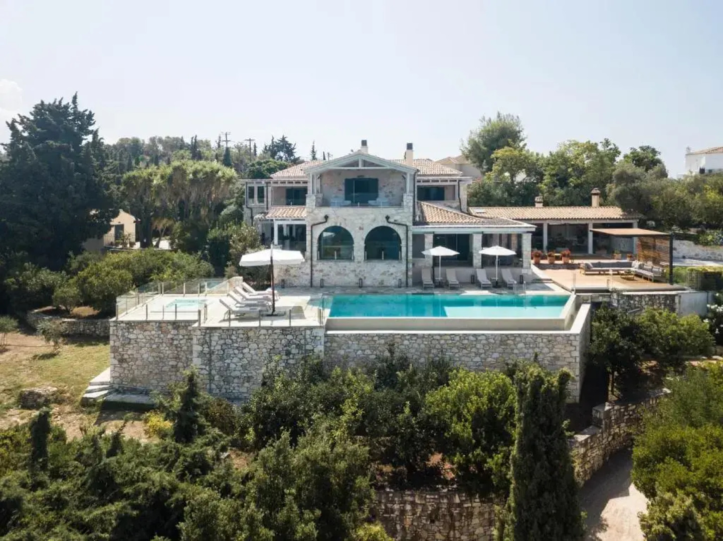 Luxurious 4 bedroom villa Xris with infinity pool and beach access