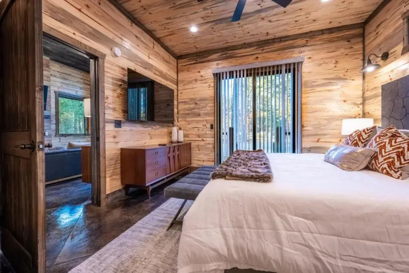 Vacana Offline Cabin, Covered Back Deck, HotTub, FirePit, Pet Friendly