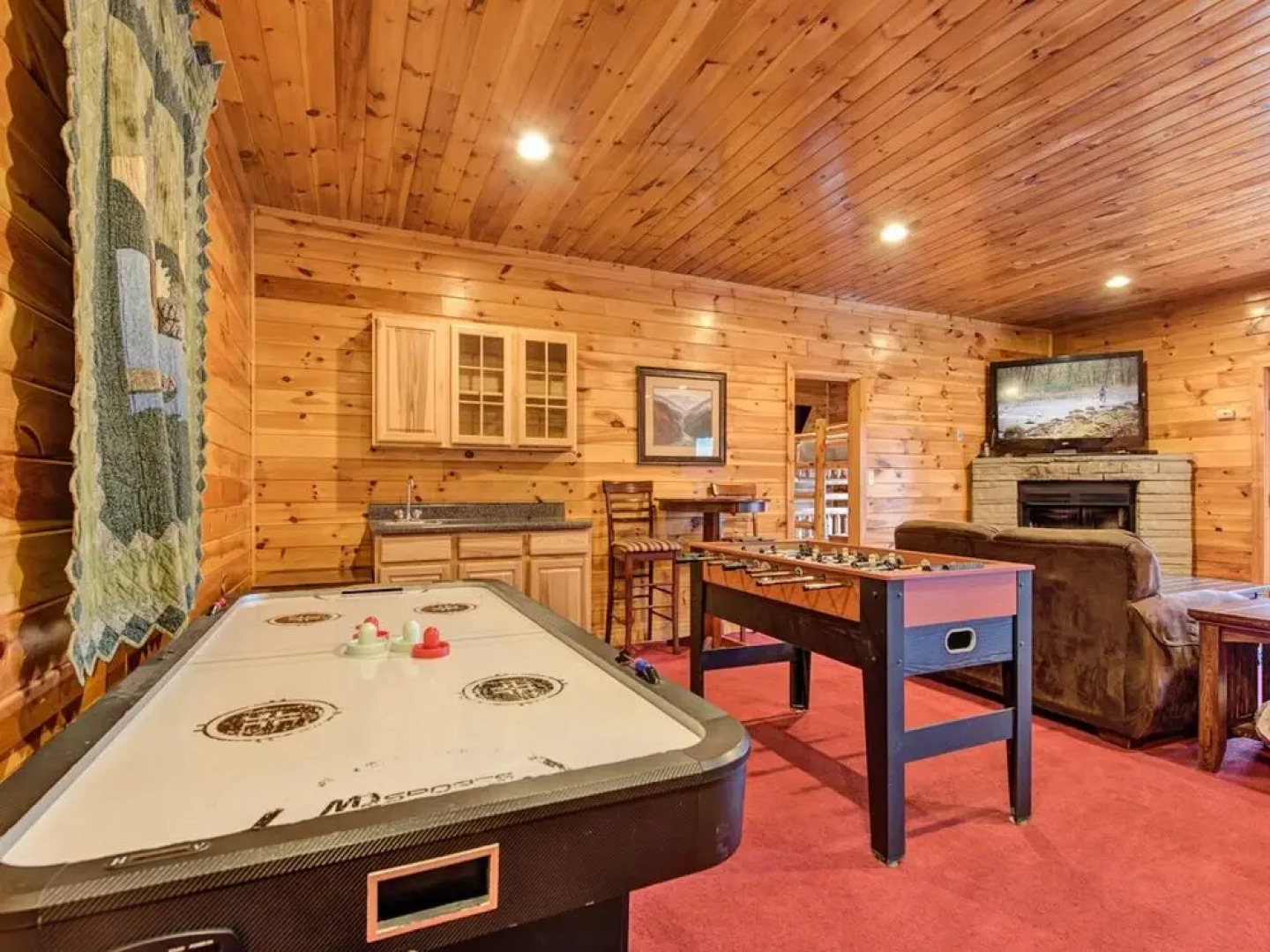 Apple Bear Lodge - Four Bedroom Cabin