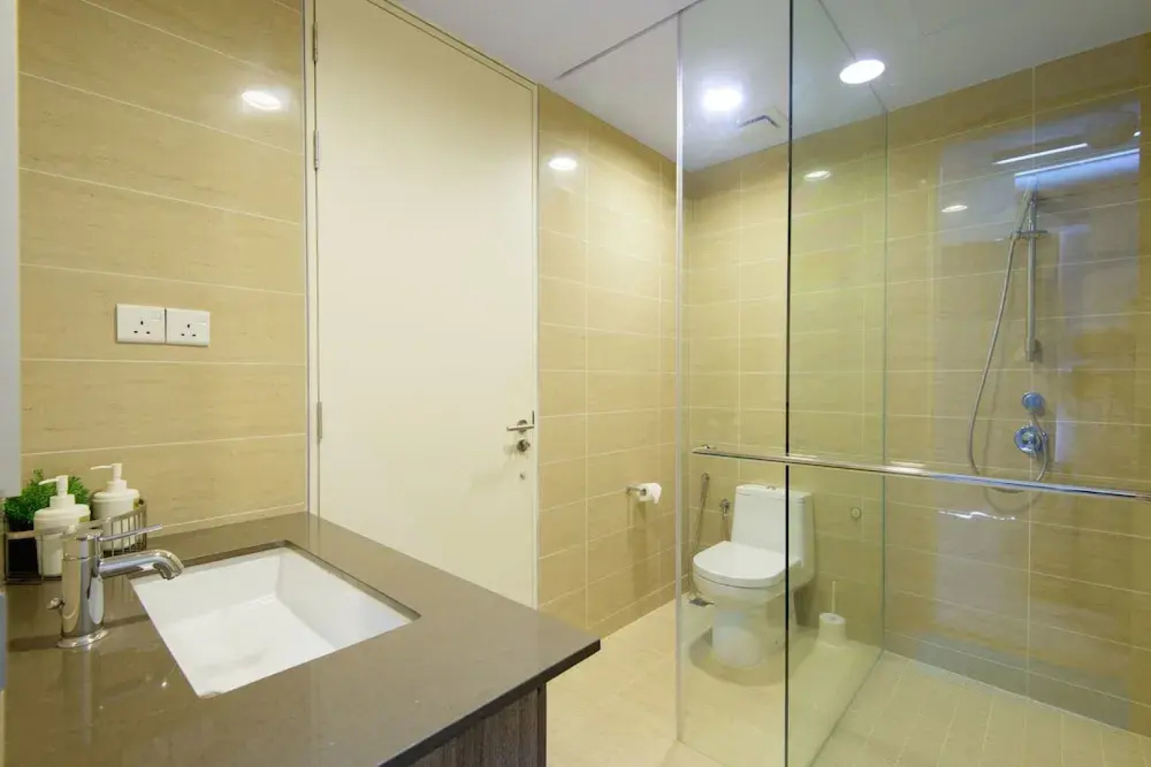 2 Bedrooms Apartment By The Sea