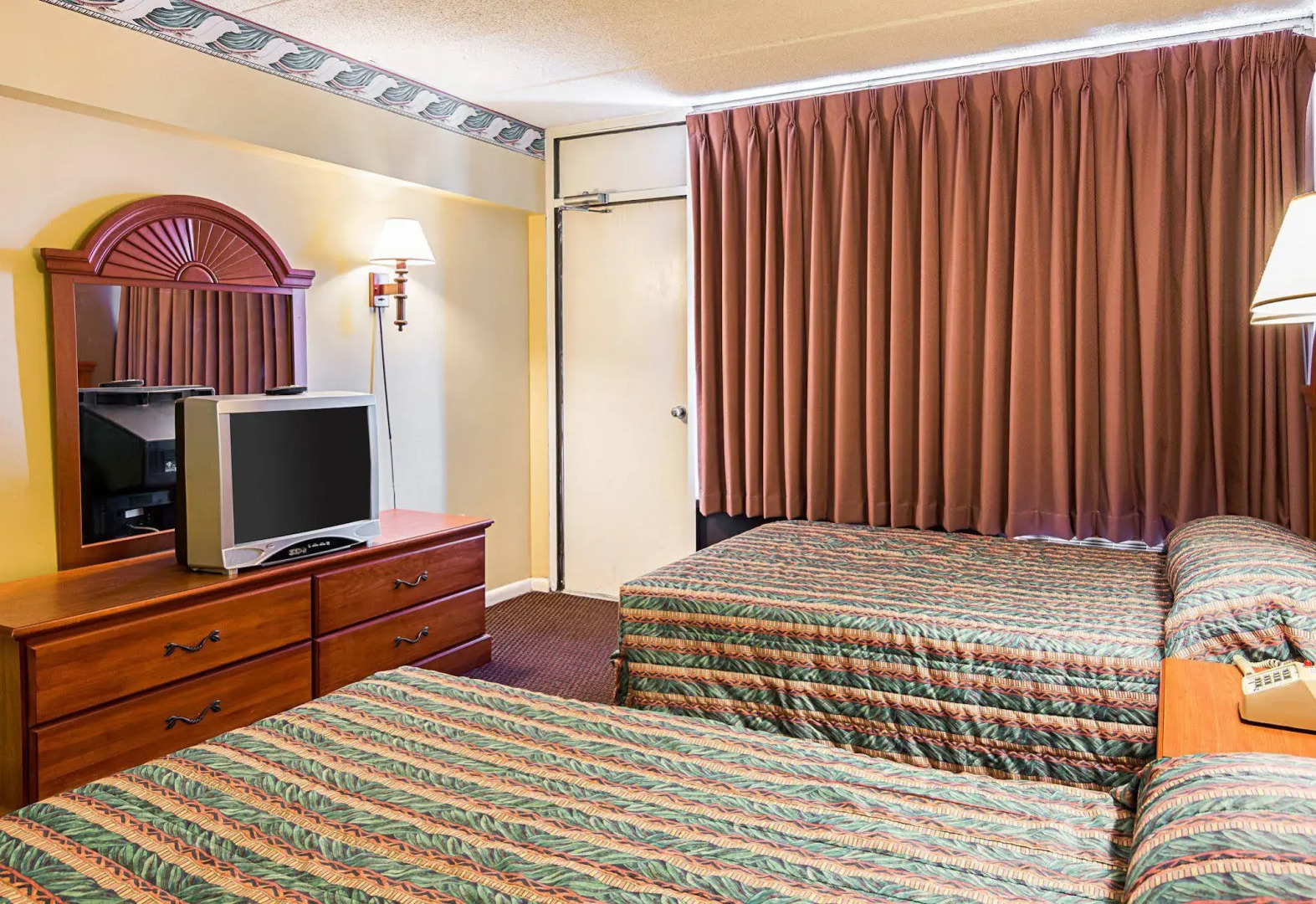 Red Roof PLUS+ & Suites Virginia Beach – Seaside