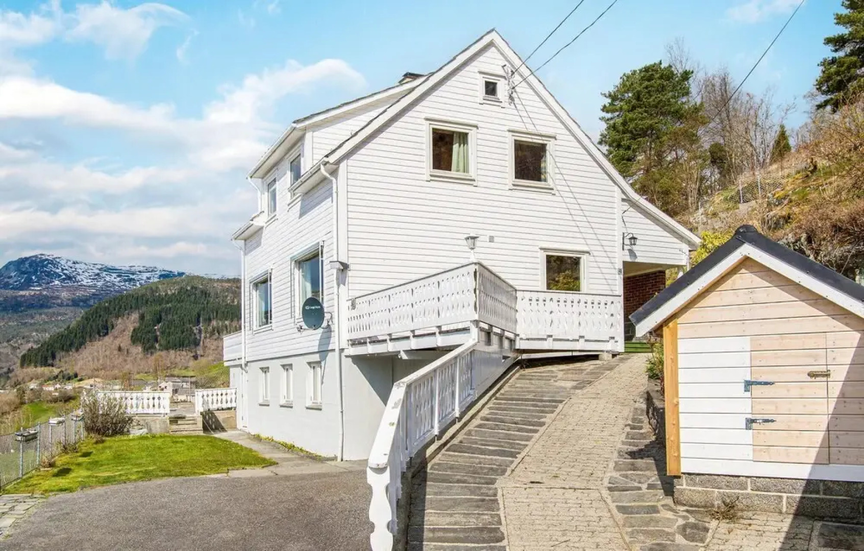 Awesome Home in Strandebarm With 6 Bedrooms and Wifi