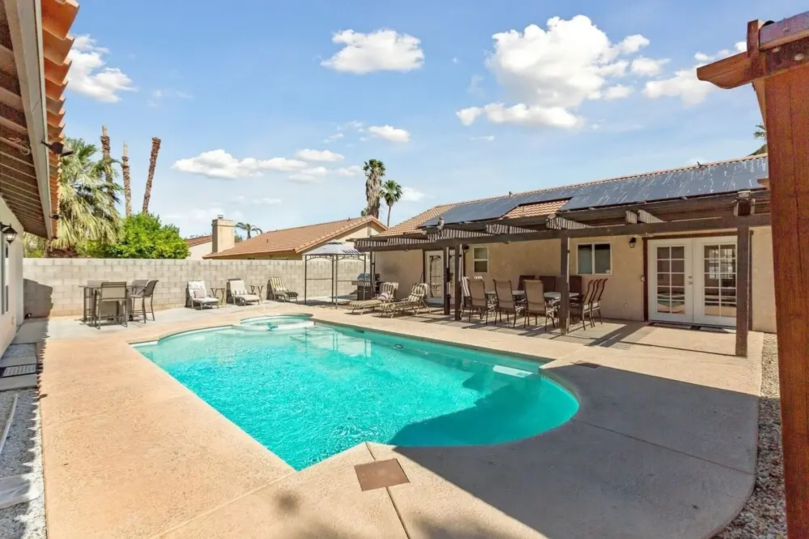 Desert Oasis Getaway 5 Bedroom Home by Redawning