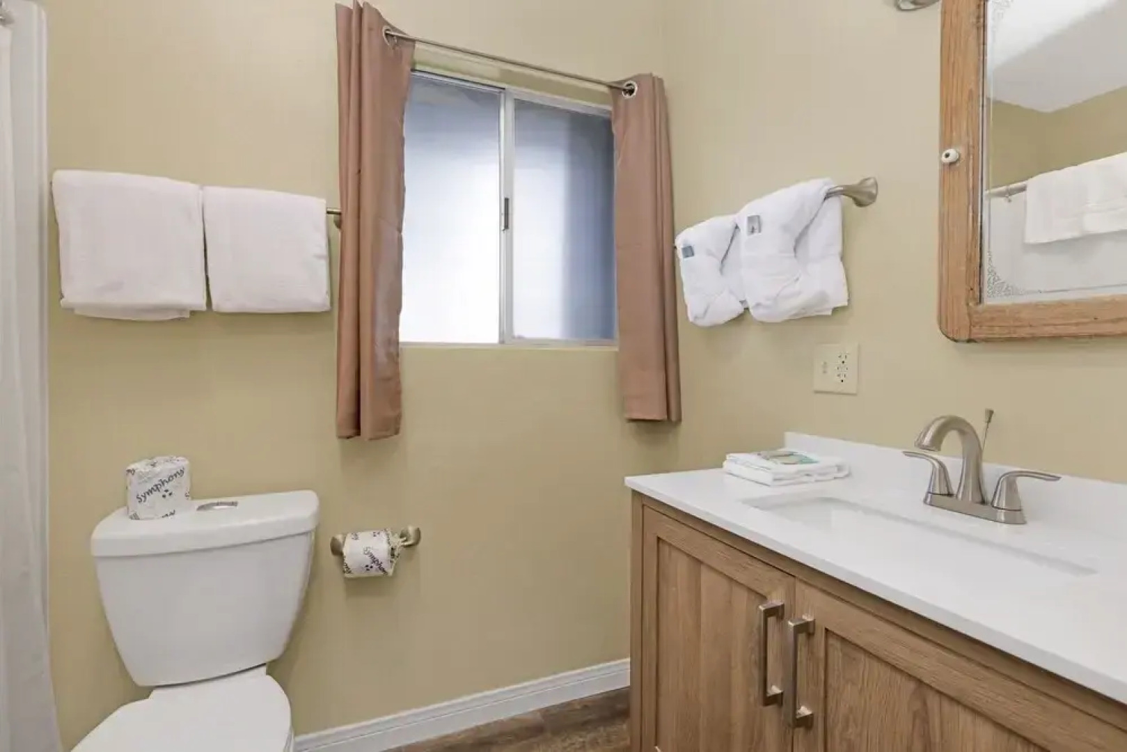 1900 - The Farmhouse Experience 4 Bedroom Home by RedAwning