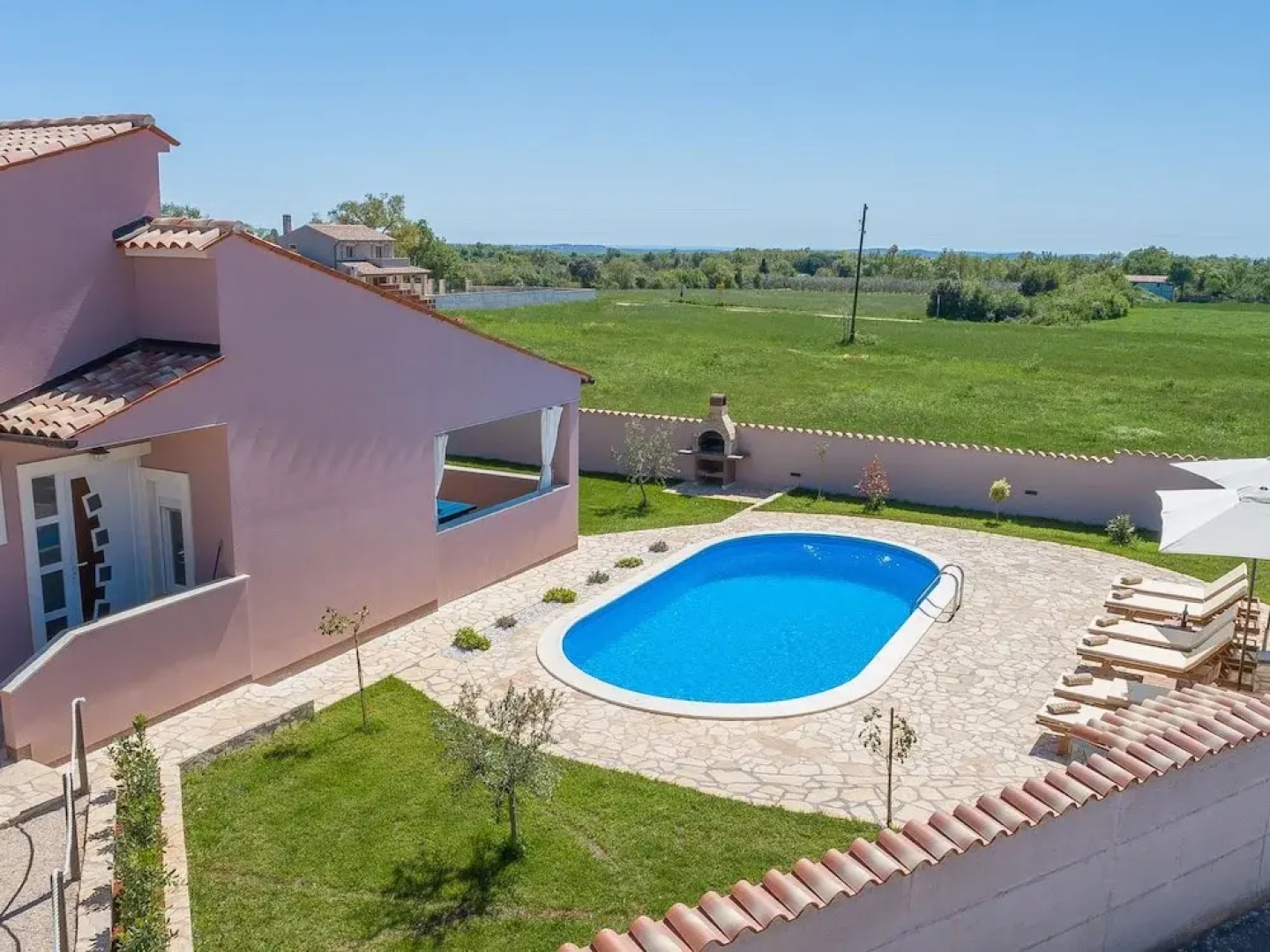 Villa With Large Garden and Pool, Ideal for 8 People, Only 10 Minutes Pula