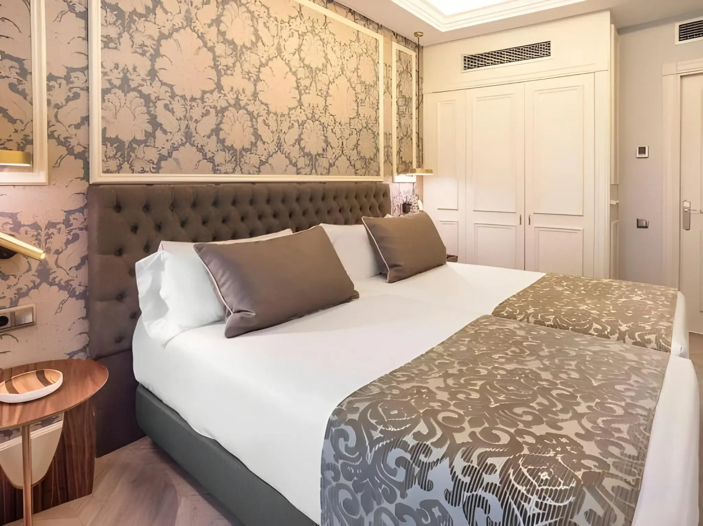 Catalonia Las Cortes Hotel