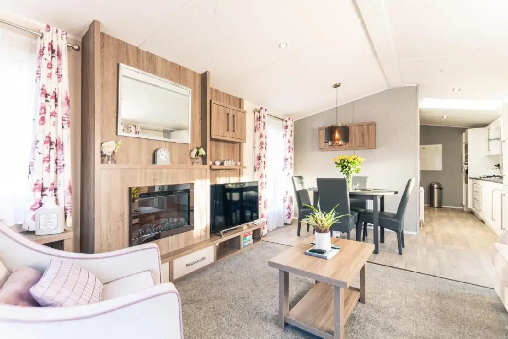 Lakeshore Lodge with Hot Tub