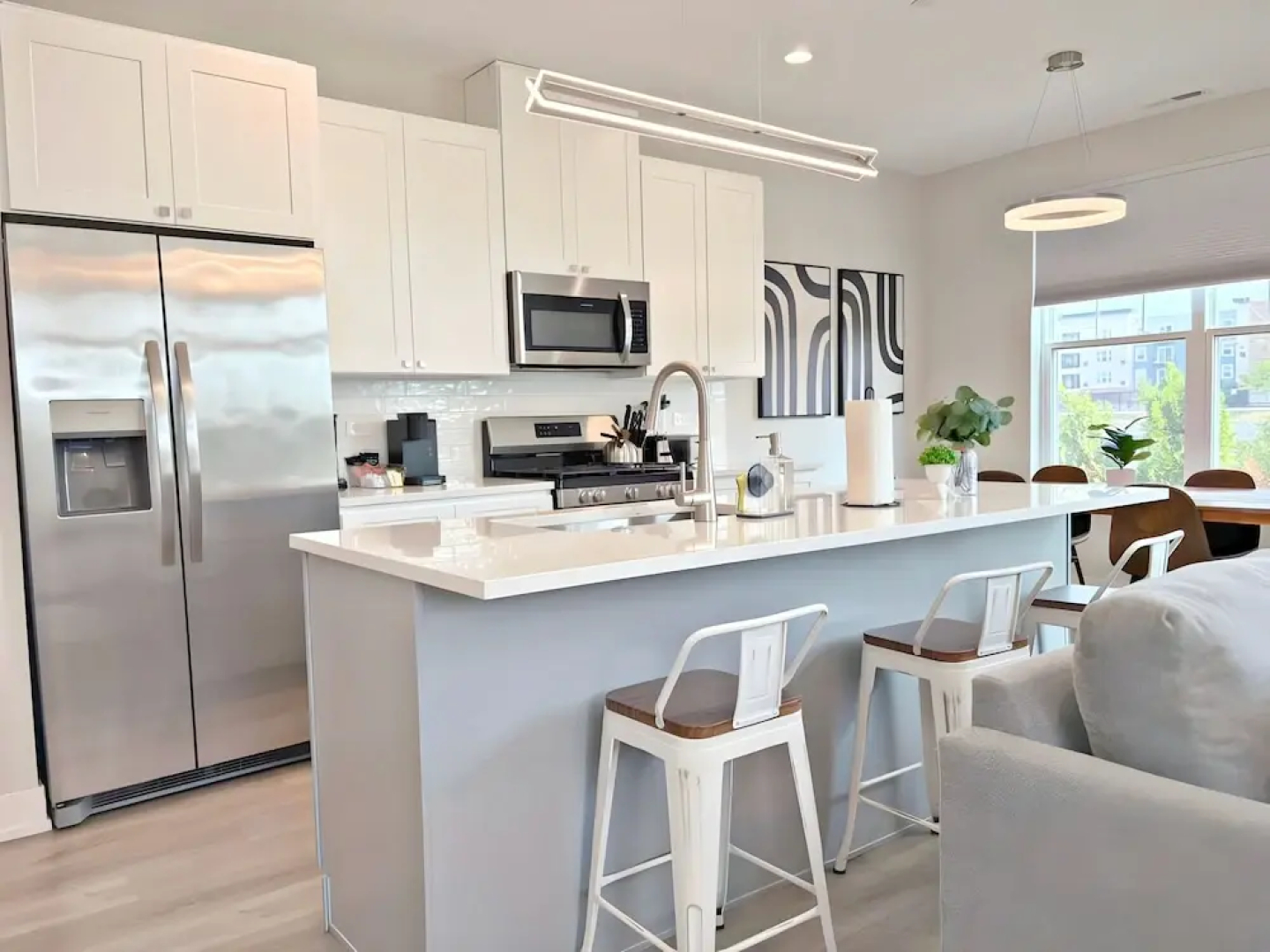 Modern 4BR with Parking - WV rep 4