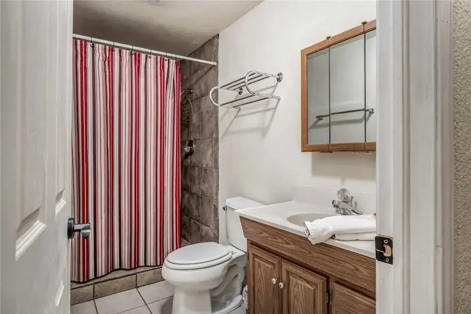 Blue Bear Retreat - Eight Bedroom Cabin