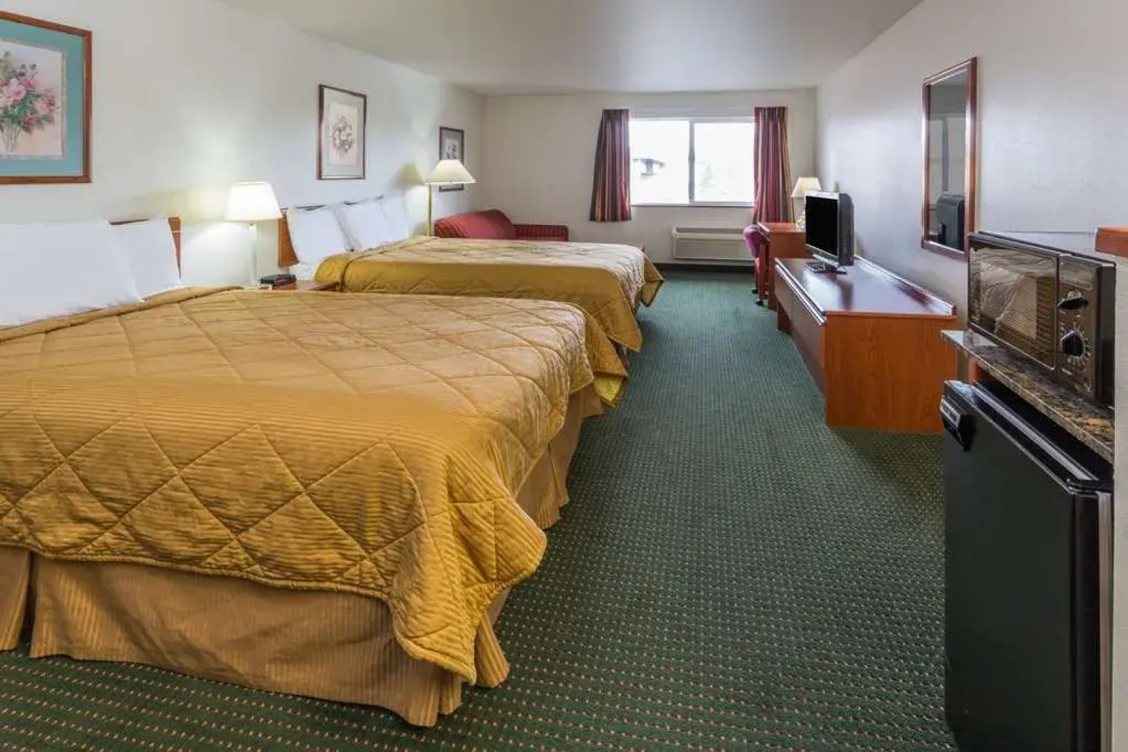 Newberg Travelodge Suites