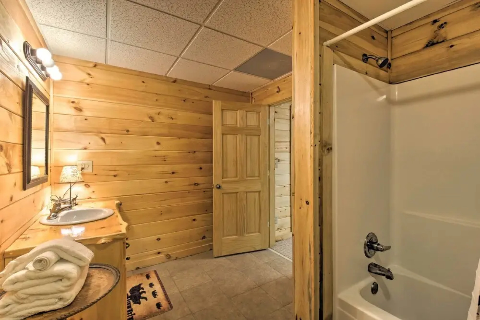 'long Pine Ridge' Cabin w/ Luxury Amenities!