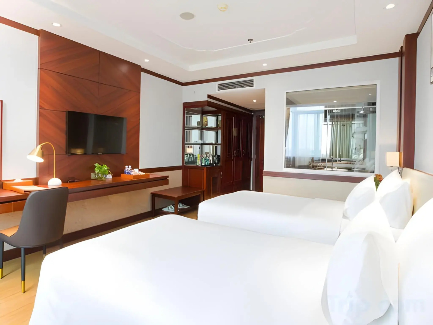 Van Phat Riverside Hotel